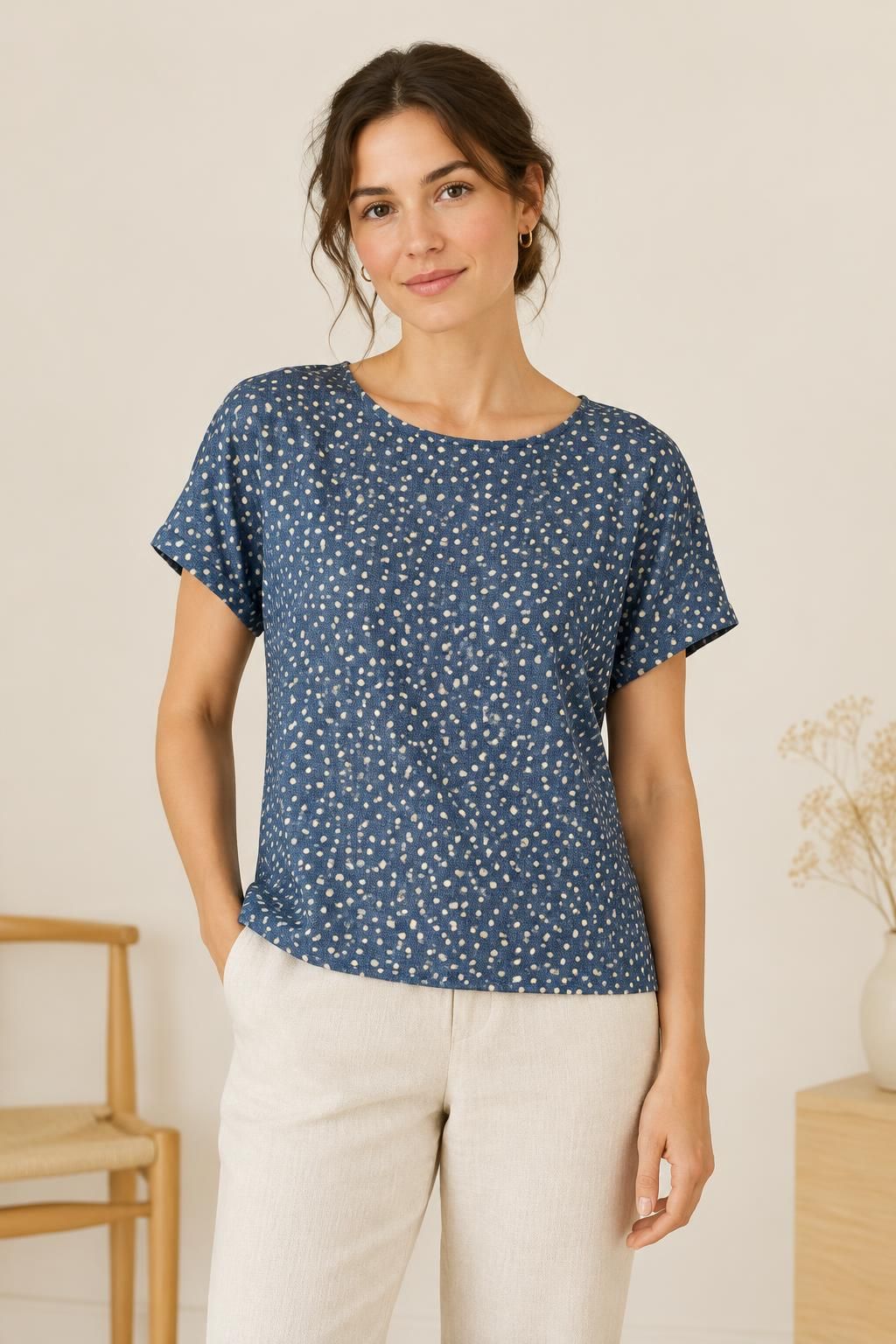 Inspiration Le top avec le tissu Batiste de viscose Ecovero, petits pois blancs sur bleu jean