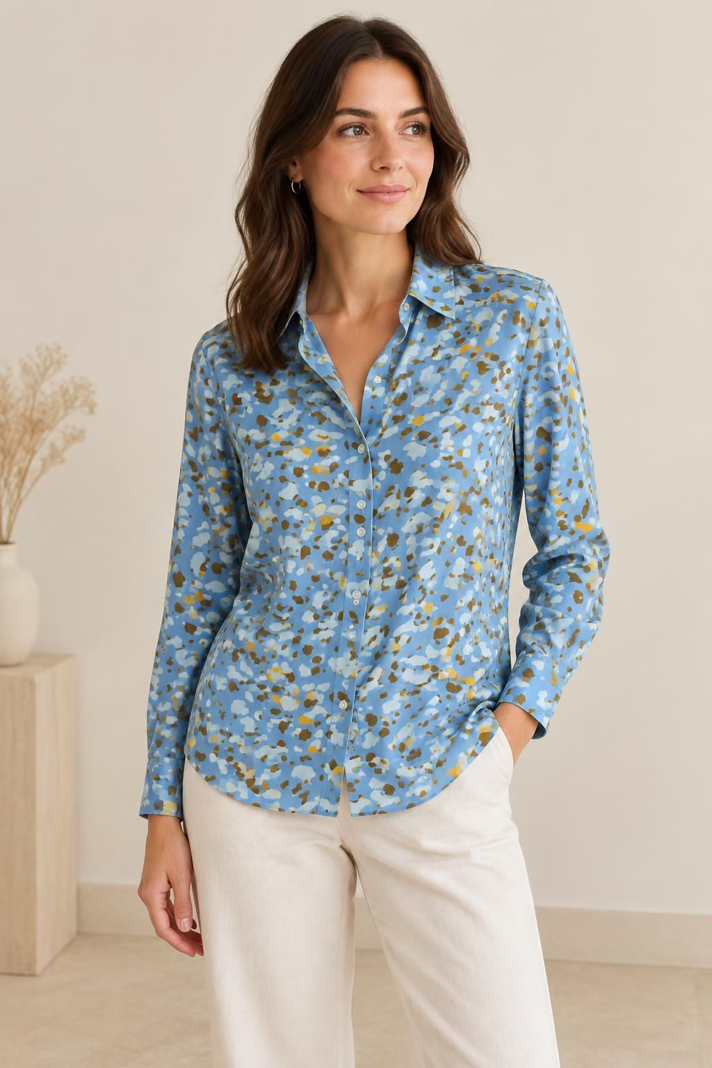 Inspiration La blouse avec le tissu Satin de coton, motif animalier abstrait bleu