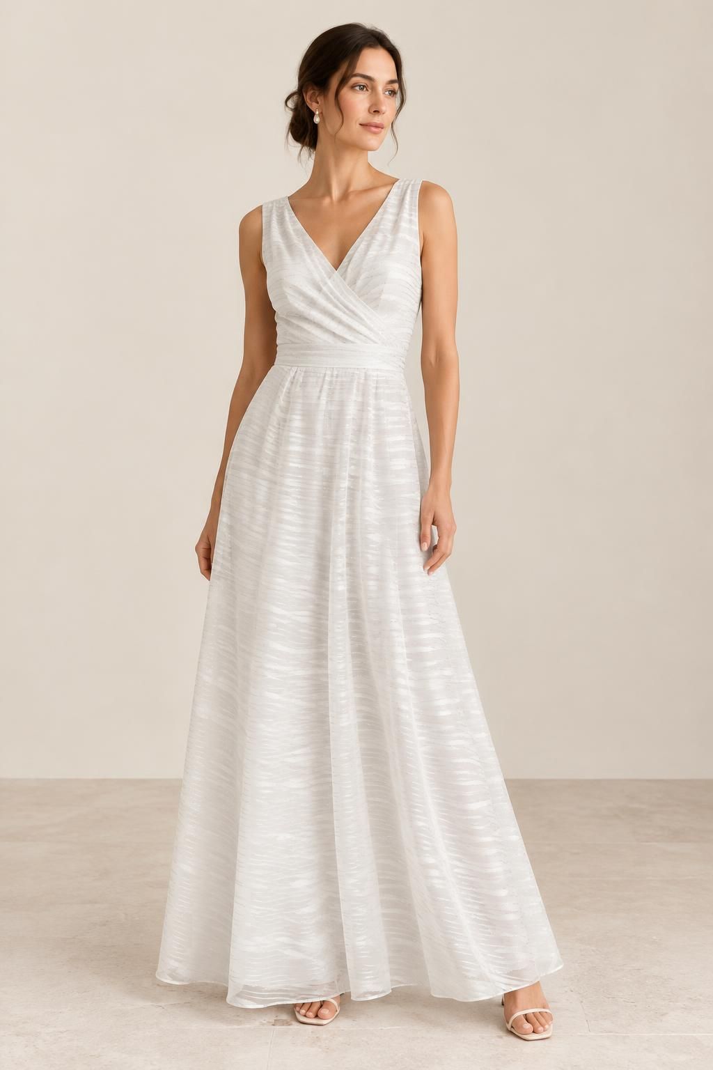 Inspiration La robe avec le tissu GARAEEL - Voile crêpe de viscose à rayures satinées et à fils lurex argentés
