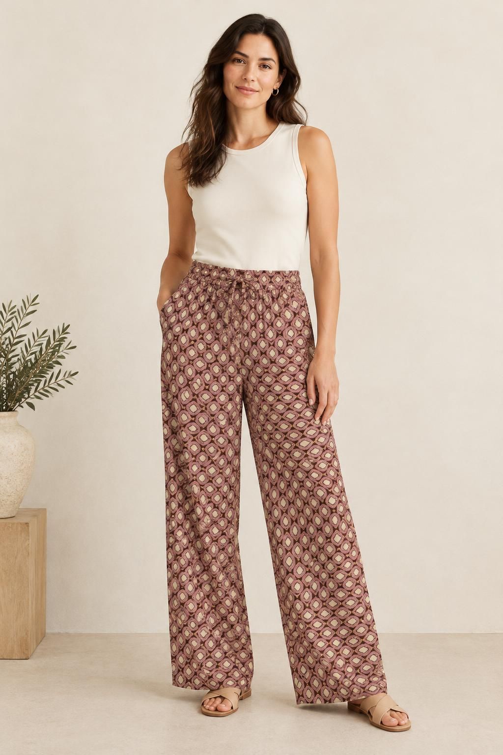 Inspiration Le pantalon avec le tissu Satin de coton, motif géométrique rétro à médaillons