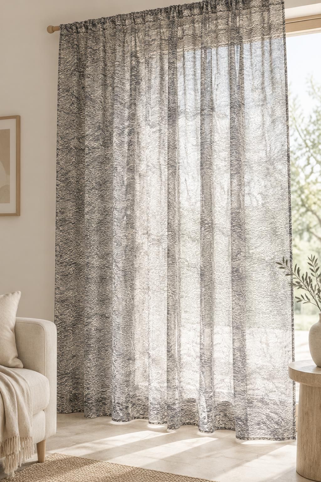 Inspiration Les voilages avec le tissu Voile gaze de viscose, motif animalier abstrait écru et noir