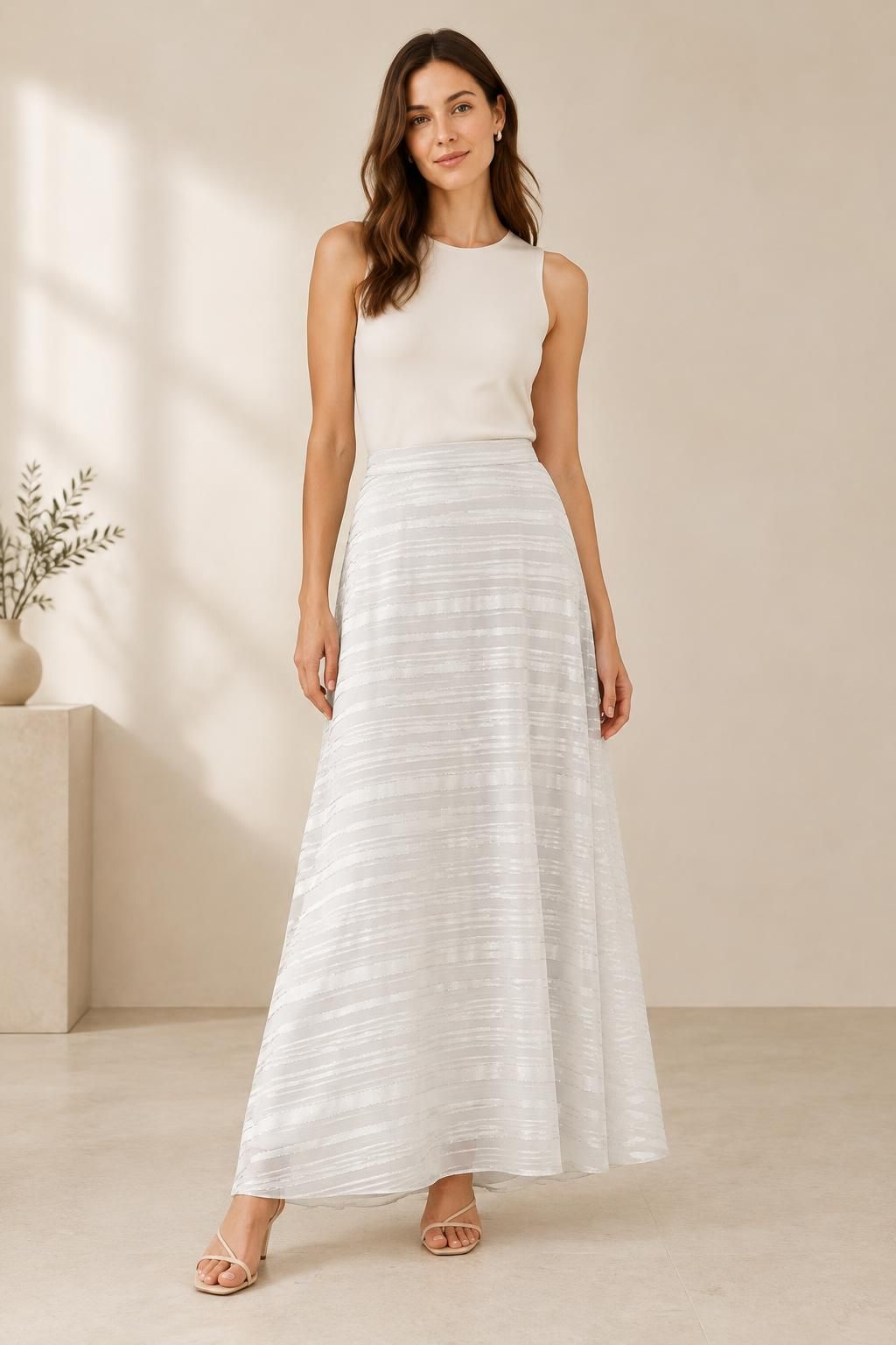 Inspiration La jupe avec le tissu GARAEEL - Voile crêpe de viscose à rayures satinées et à fils lurex argentés