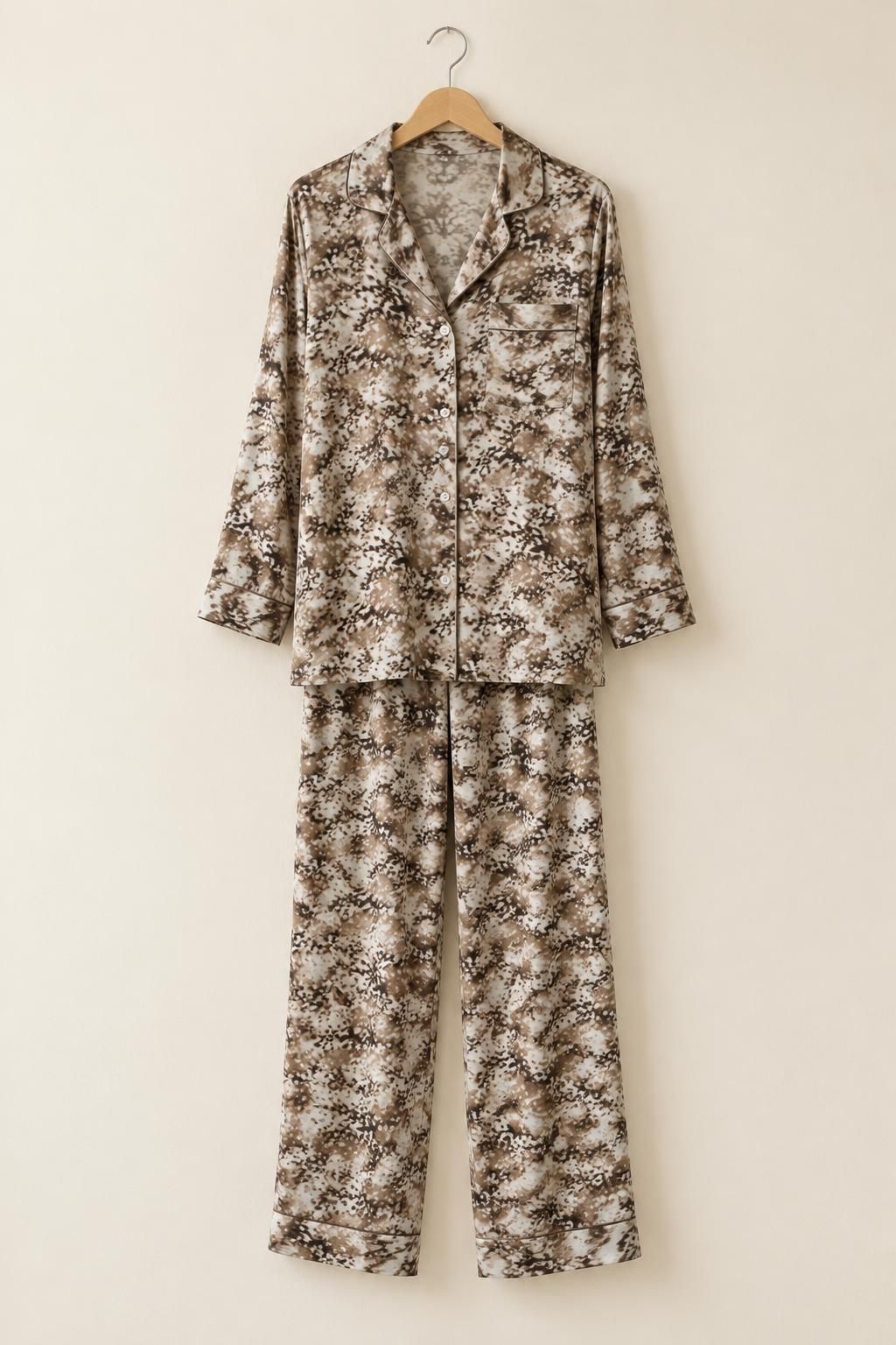 Inspiration Le pyjama avec le tissu Satin de polyester plissé léger, motif animalier brun et écru