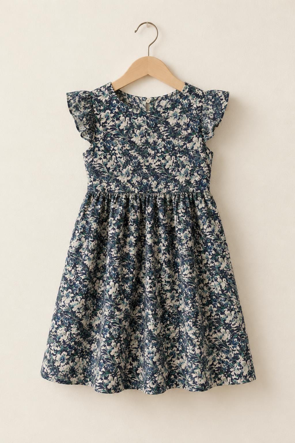 Inspiration La robe enfant avec le tissu Batiste damassée de viscose, fleurs et feuillage bleu-vert