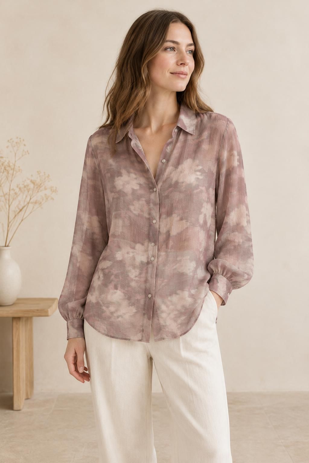 Inspiration La blouse avec le tissu Voile gaze de viscose, motif abstrait bohème rose et beige