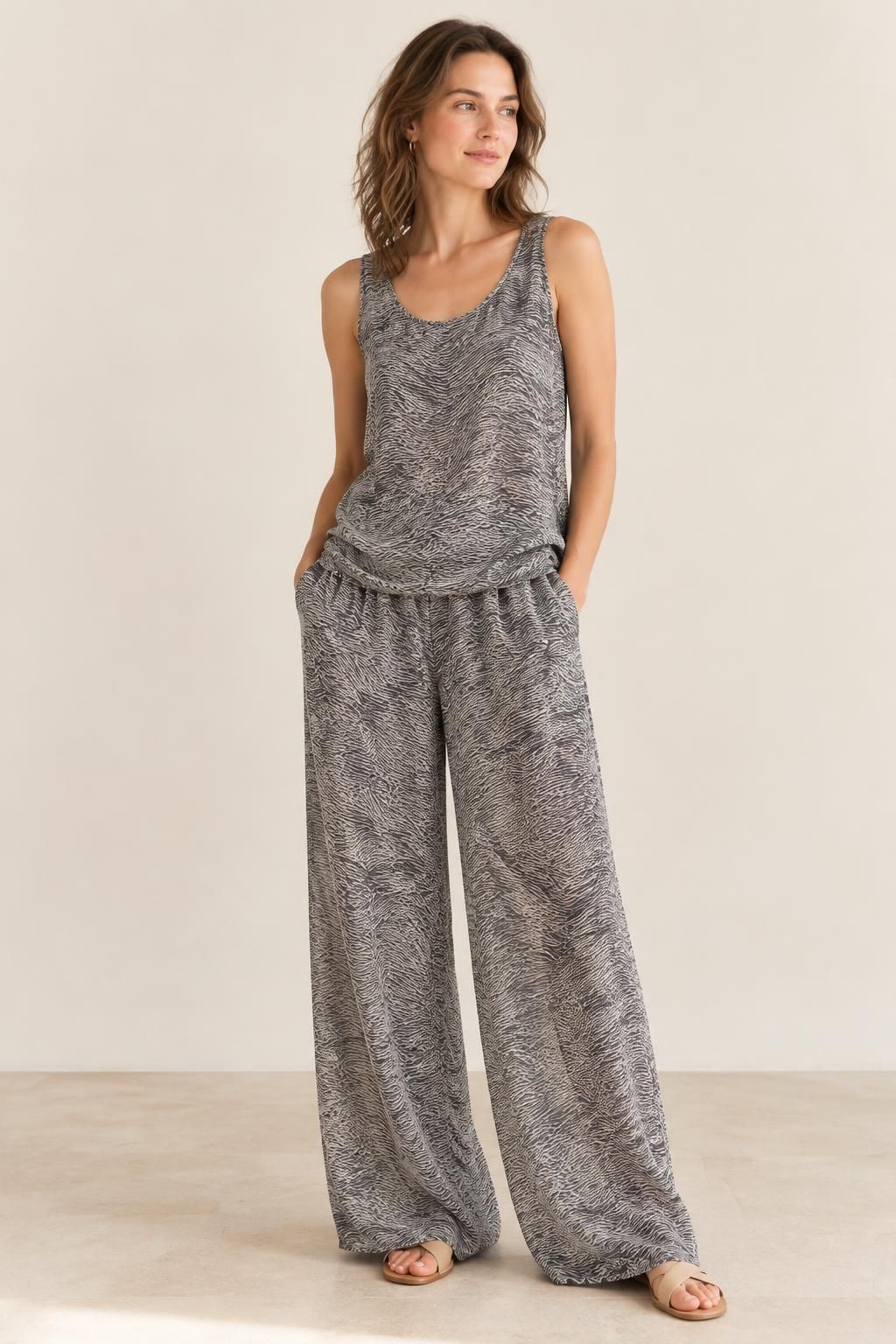 Inspiration Le top avec le tissu Voile gaze de viscose, motif animalier abstrait écru et noir