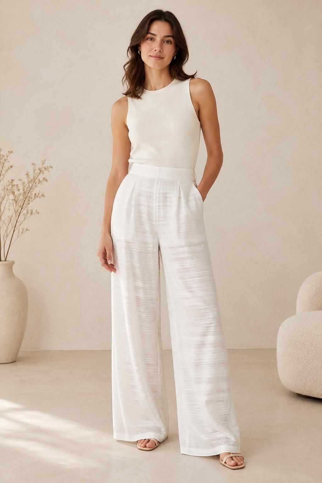 Inspiration Le pantalon avec le tissu GARAEEL - Voile crêpe de viscose à rayures satinées et à fils lurex argentés
