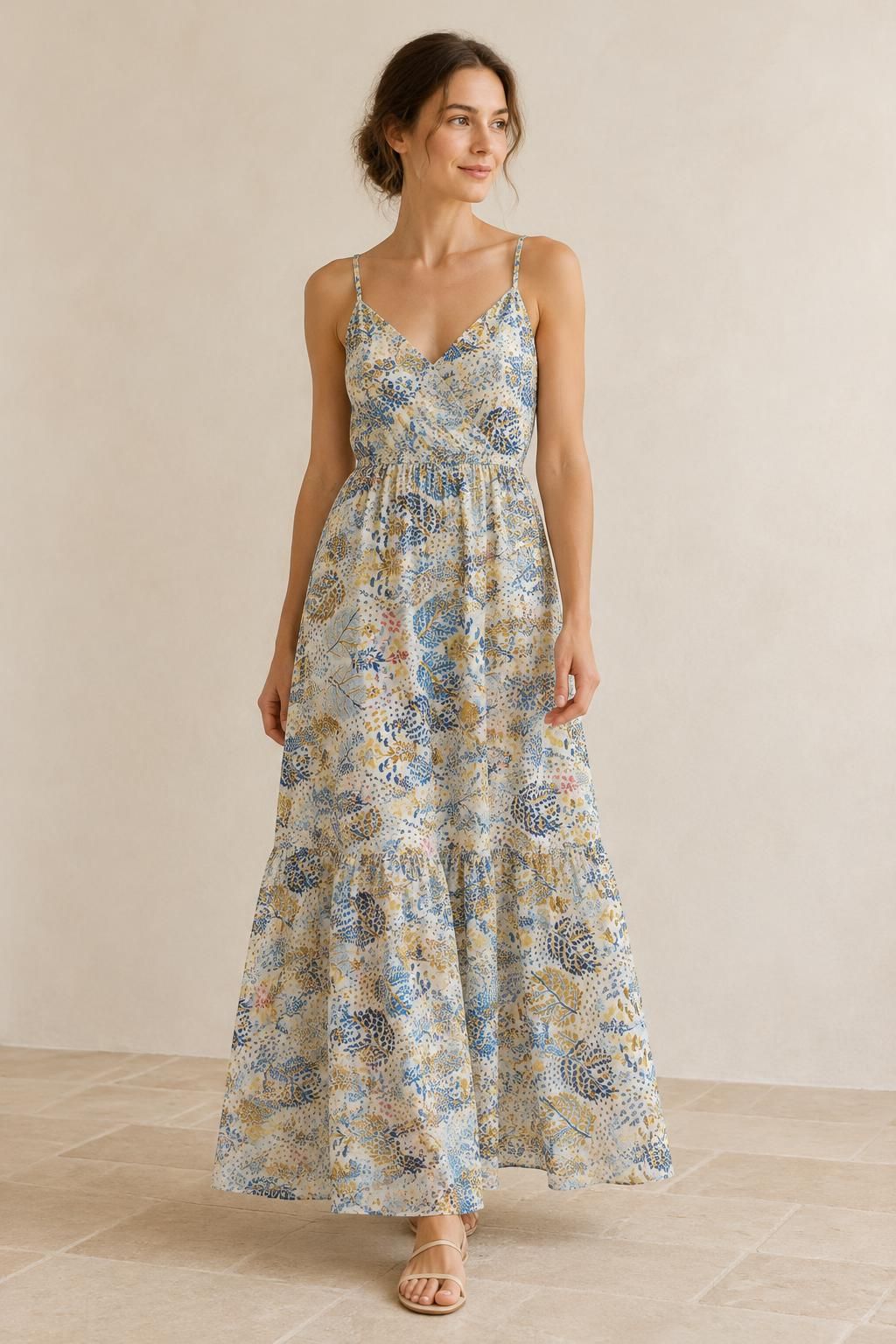Inspiración El vestido con el tejido Voile de algodón, estampado campestre de flores azules y amarillas