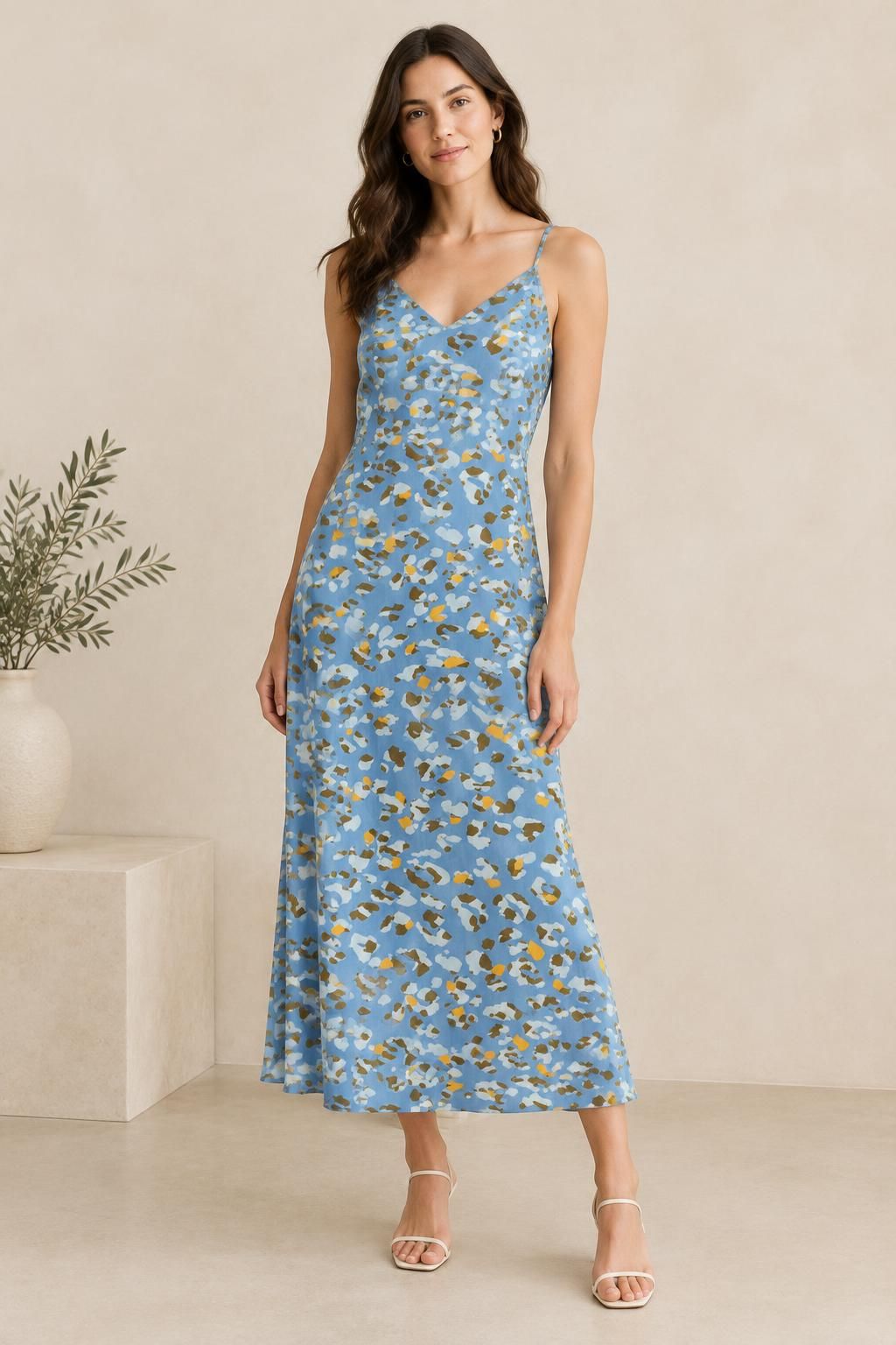 Inspiration La robe avec le tissu Satin de coton, motif animalier abstrait bleu