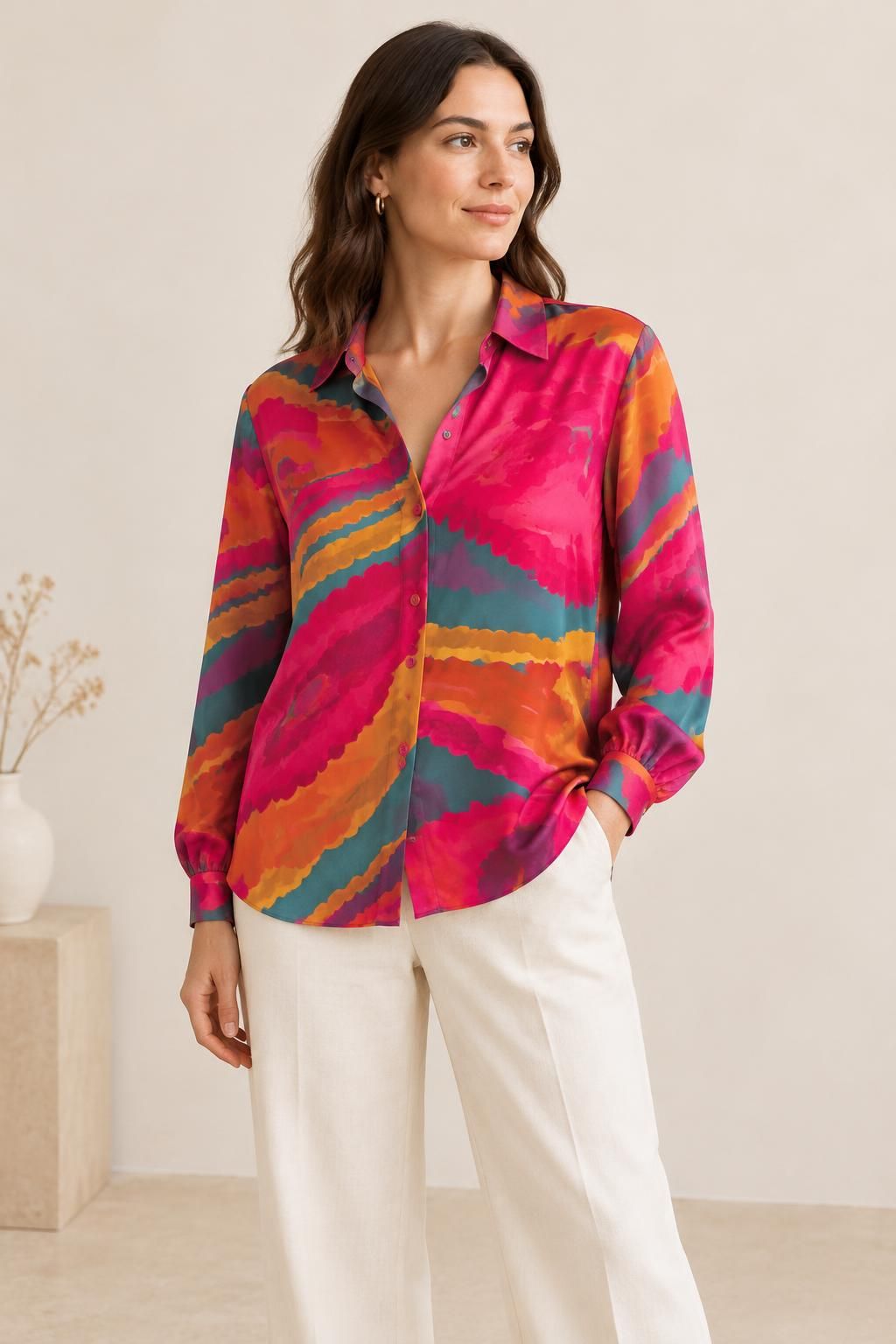 Ispirazione La camicetta con il tessuto Satin di viscose leggero, grandi fiori astratti retro (leggero difetto d'aspetto)