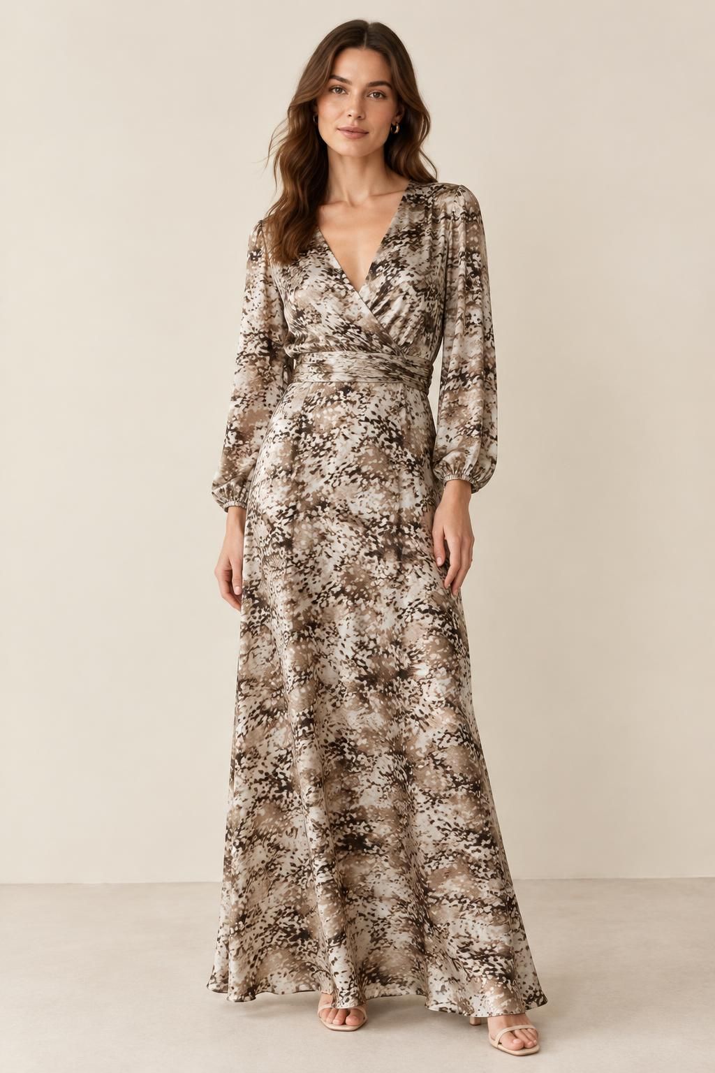 Inspiration La robe avec le tissu Satin de polyester plissé léger, motif animalier brun et écru