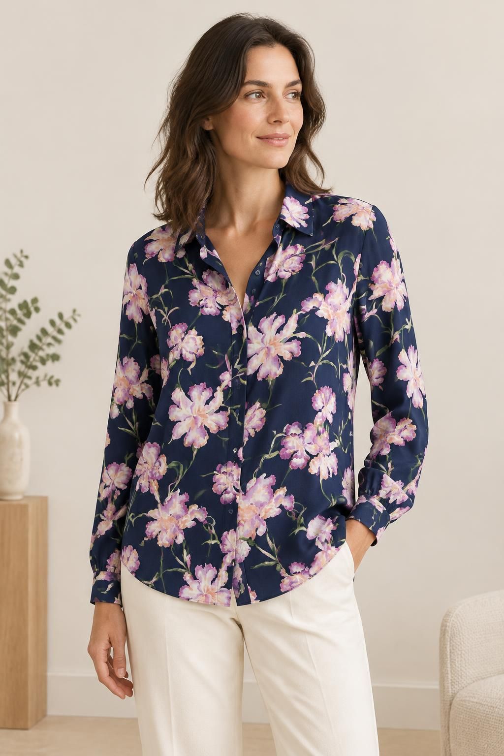 Inspiration La blouse avec le tissu Jersey de viscose texturé, grandes fleurs romantiques sur fond bleu