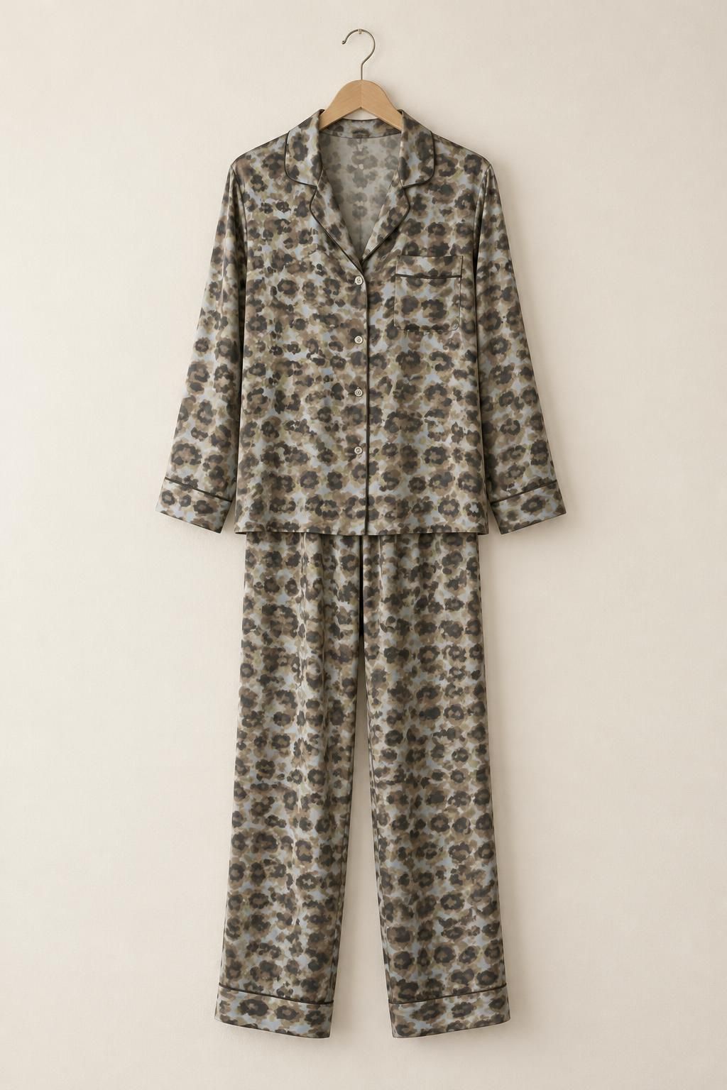 Inspiration Le pyjama avec le tissu Satin de viscose léger, motif animalier abstrait beige et marron
