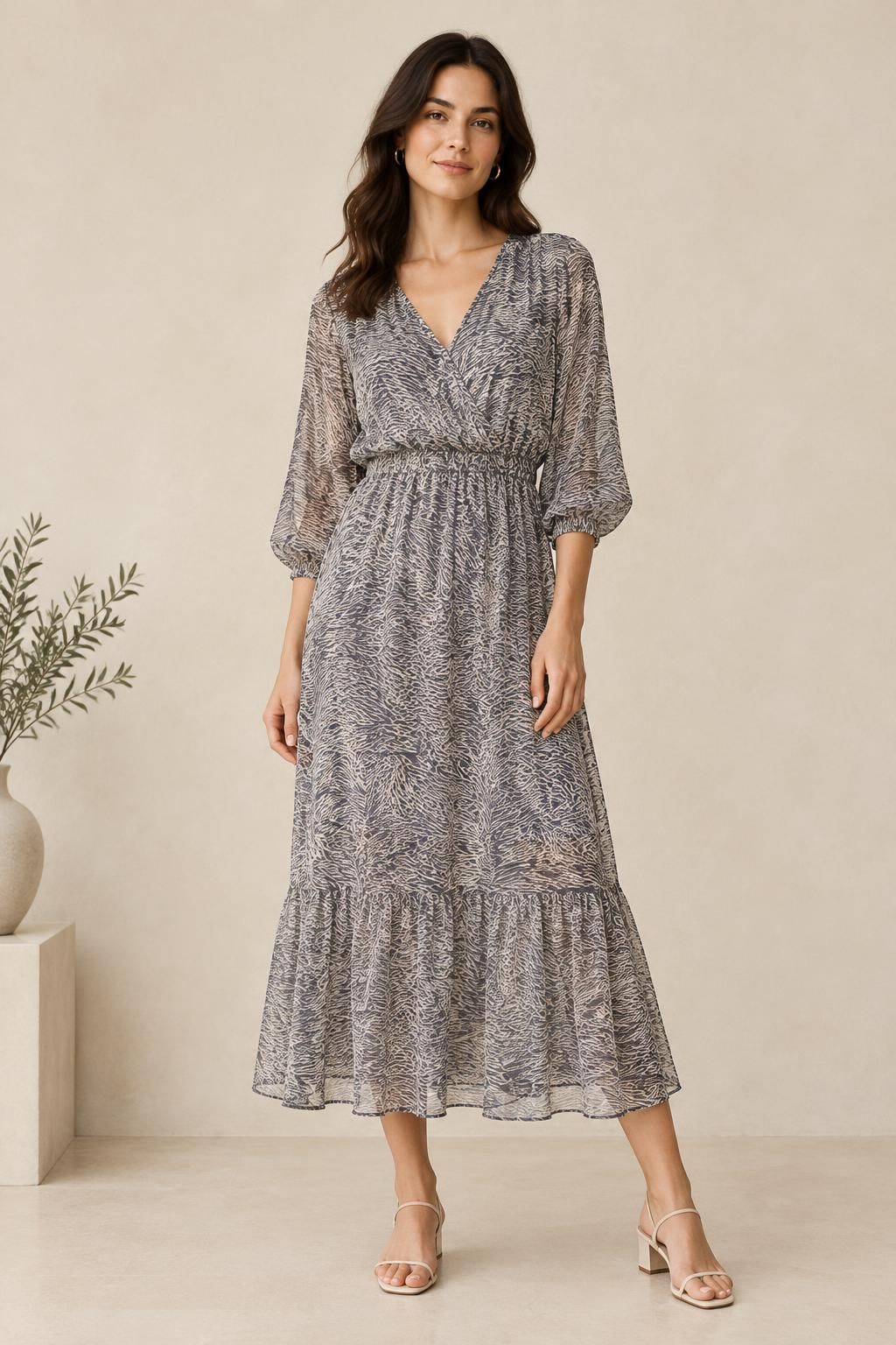 Inspiration La robe avec le tissu Voile gaze de viscose, motif animalier abstrait écru et noir