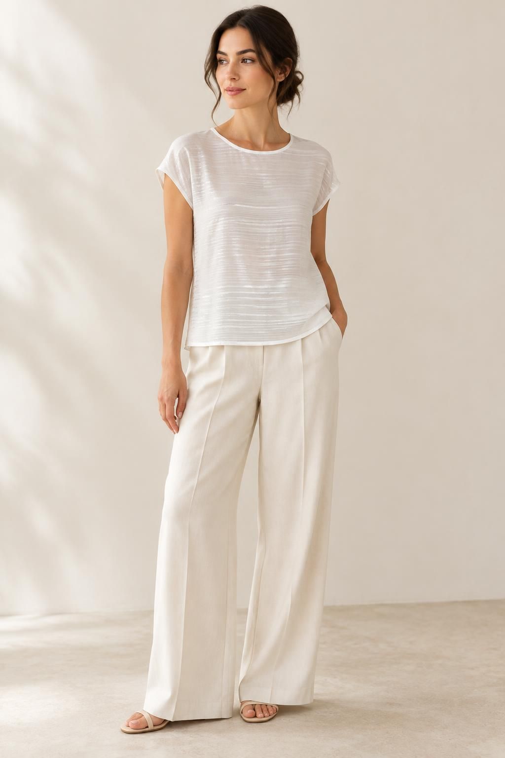 Inspiration Le top avec le tissu GARAEEL - Voile crêpe de viscose à rayures satinées et à fils lurex argentés