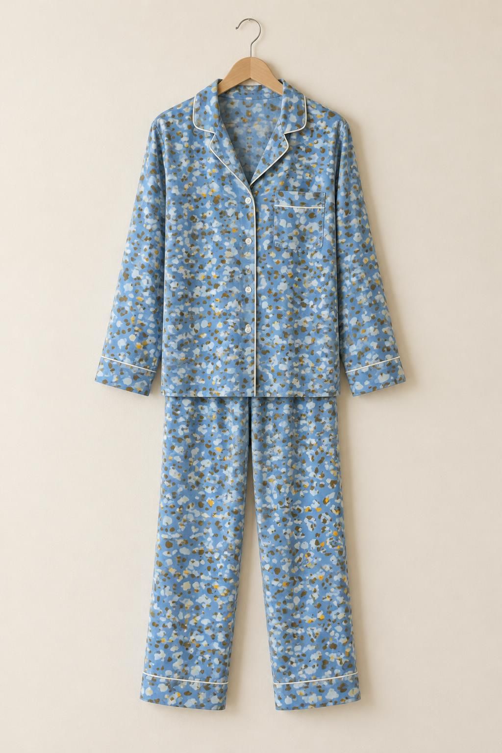 Inspiration Le pyjama avec le tissu Satin de coton, motif animalier abstrait bleu