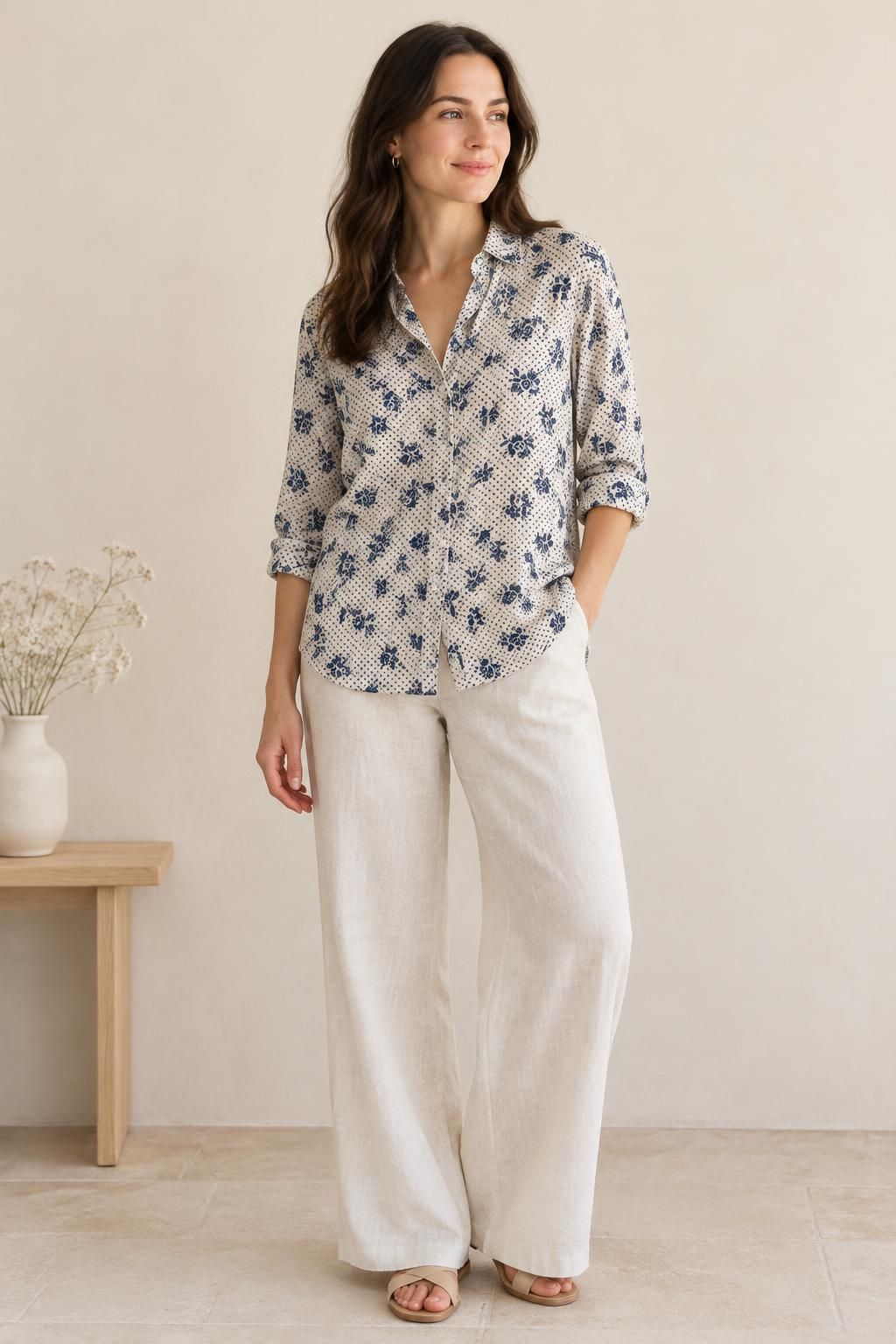 Inspiration La blouse avec le tissu Viscose légere à effet froissé, fleurs et pois bleu marine sur écru