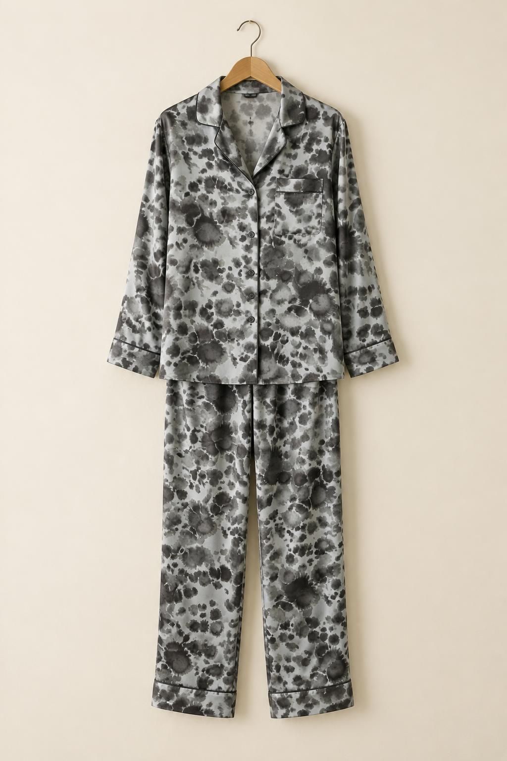 Inspiration Der Schlafanzug mit dem Stoff Leichter Viskose-Satin, abstraktes Tiermotiv in Grau und Schwarz