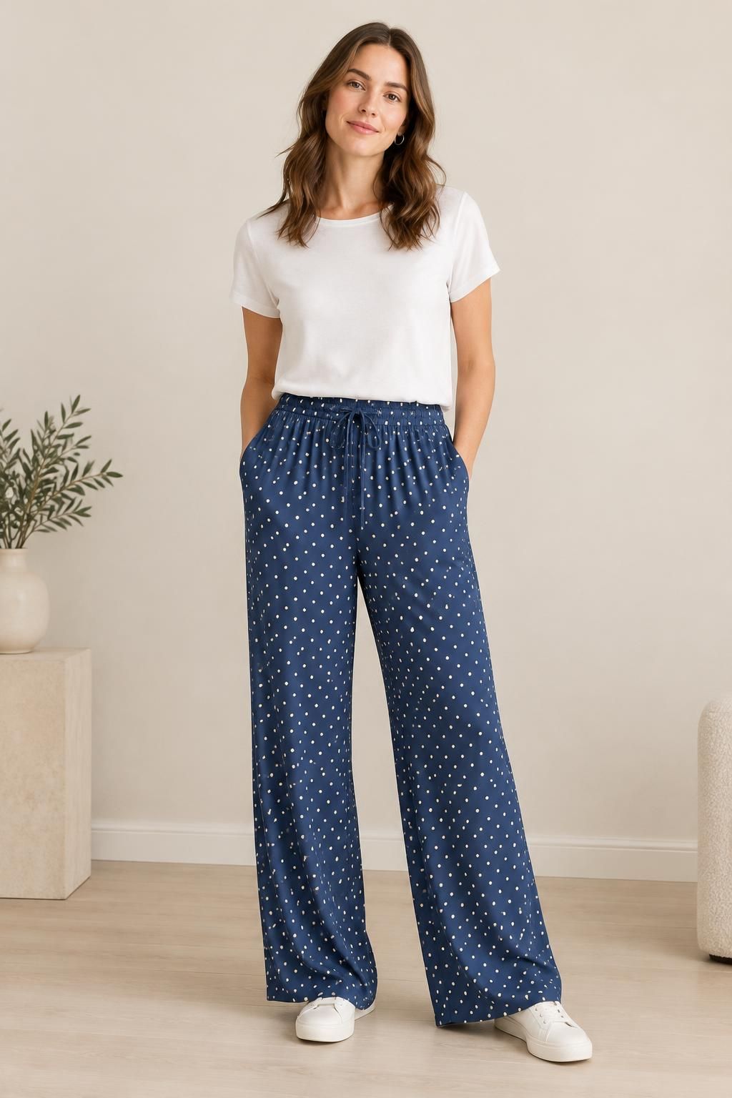 Inspiration Le pantalon avec le tissu Viscose Ecovero, pois blancs sur fond bleu