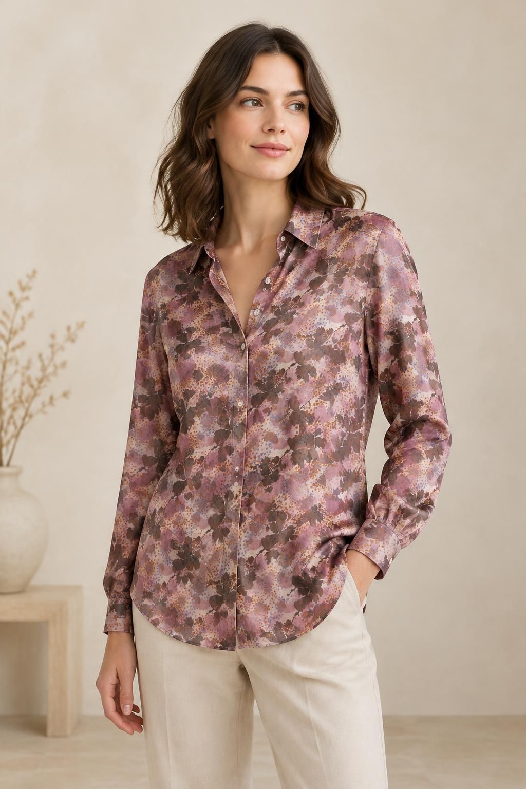 Inspiración La blusa con el tejido Satin de viscosa ligero, motivo de follaje abstracto multicolor