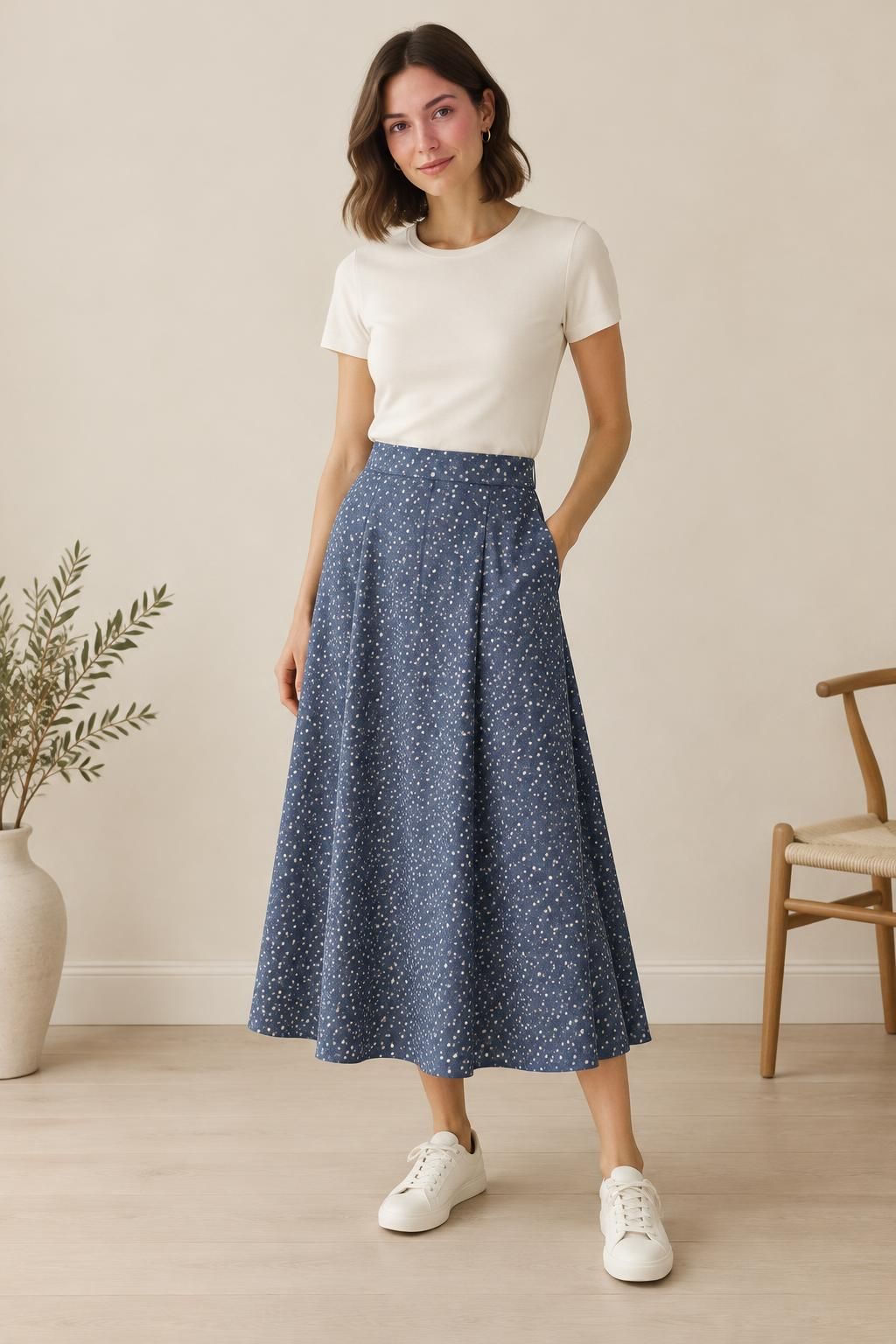 Inspiration La jupe avec le tissu Batiste de viscose Ecovero, petits pois blancs sur bleu jean