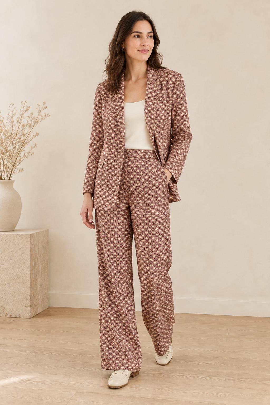 Inspiration La veste avec le tissu Satin de coton, motif géométrique rétro à médaillons