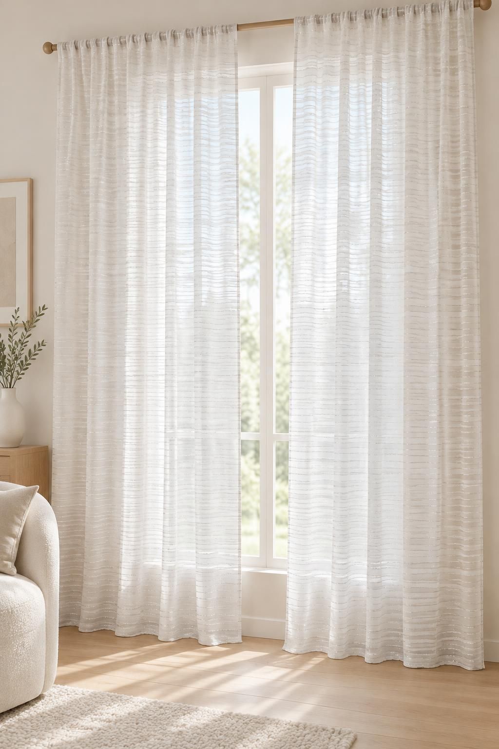 Inspiration Les voilages avec le tissu GARAEEL - Voile crêpe de viscose à rayures satinées et à fils lurex argentés
