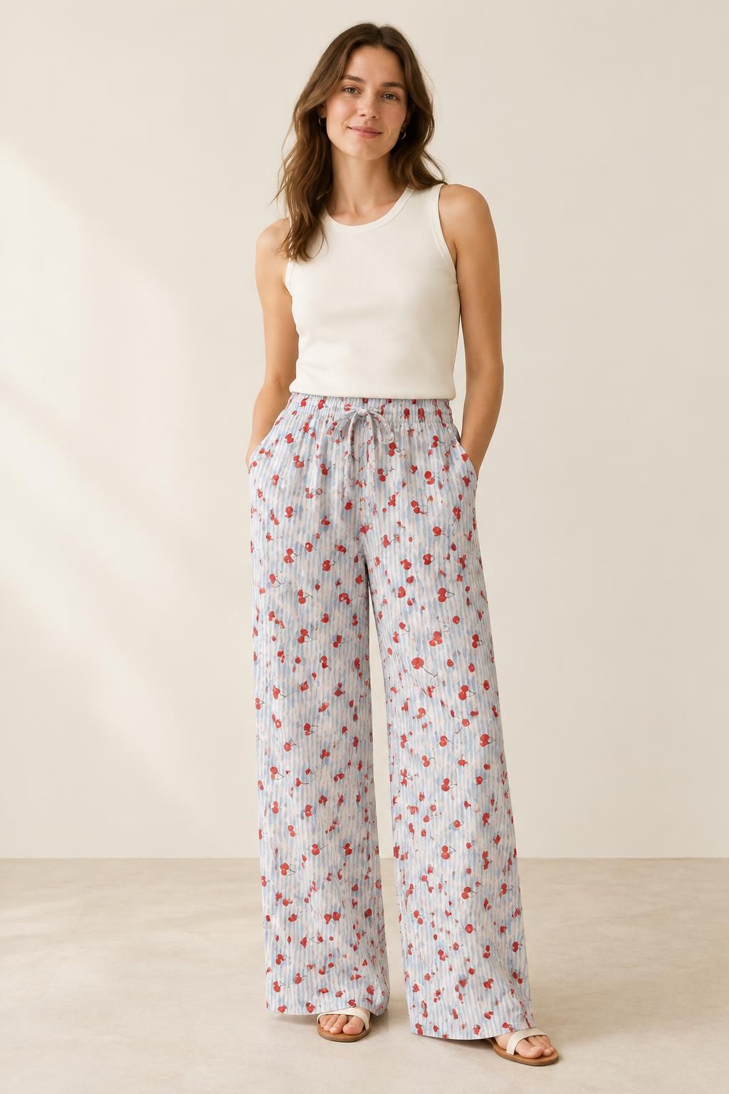 Inspiration Le pantalon avec le tissu Viscose fluide, cerises rouges et rayures ondulées