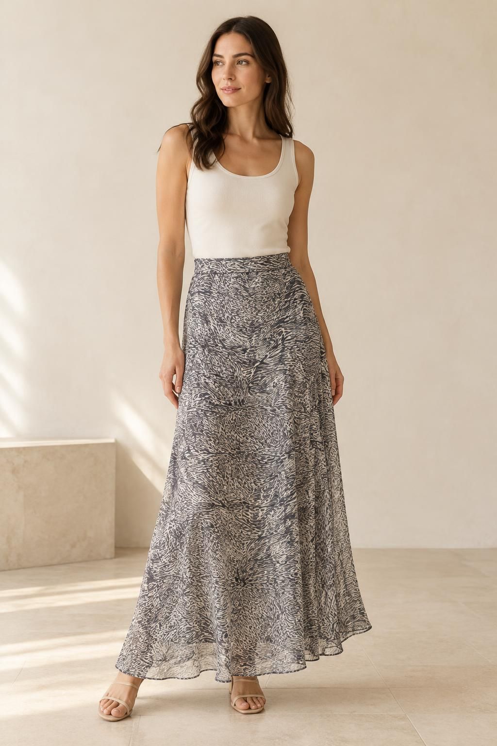 Inspiration La jupe avec le tissu Voile gaze de viscose, motif animalier abstrait écru et noir