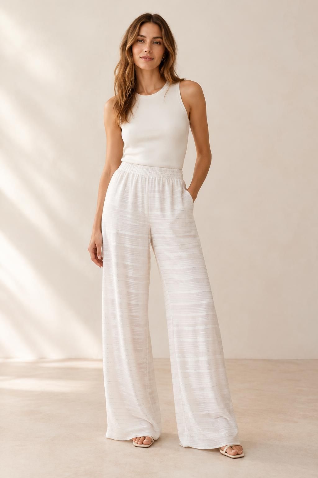 Inspiration Le pantalon avec le tissu GARAEEL - Voile crêpe de viscose à rayures satinées et à fils lurex argentés