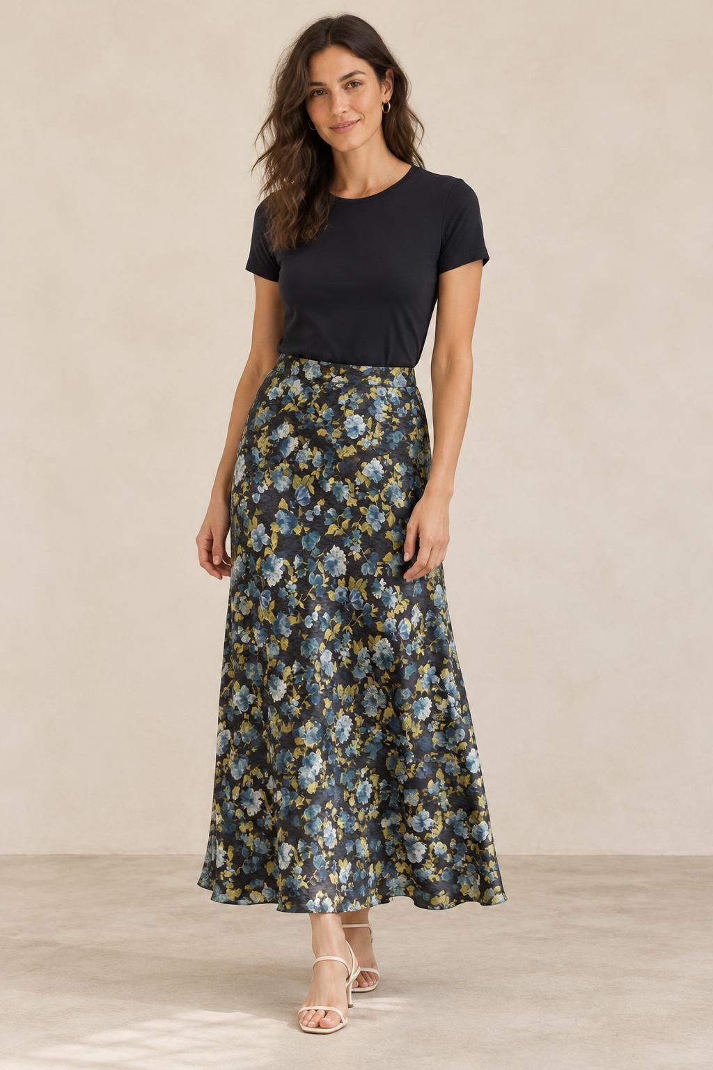 Inspiration La jupe avec le tissu Satin de viscose, fleurs bleues et feuillage jaune sur fond noir