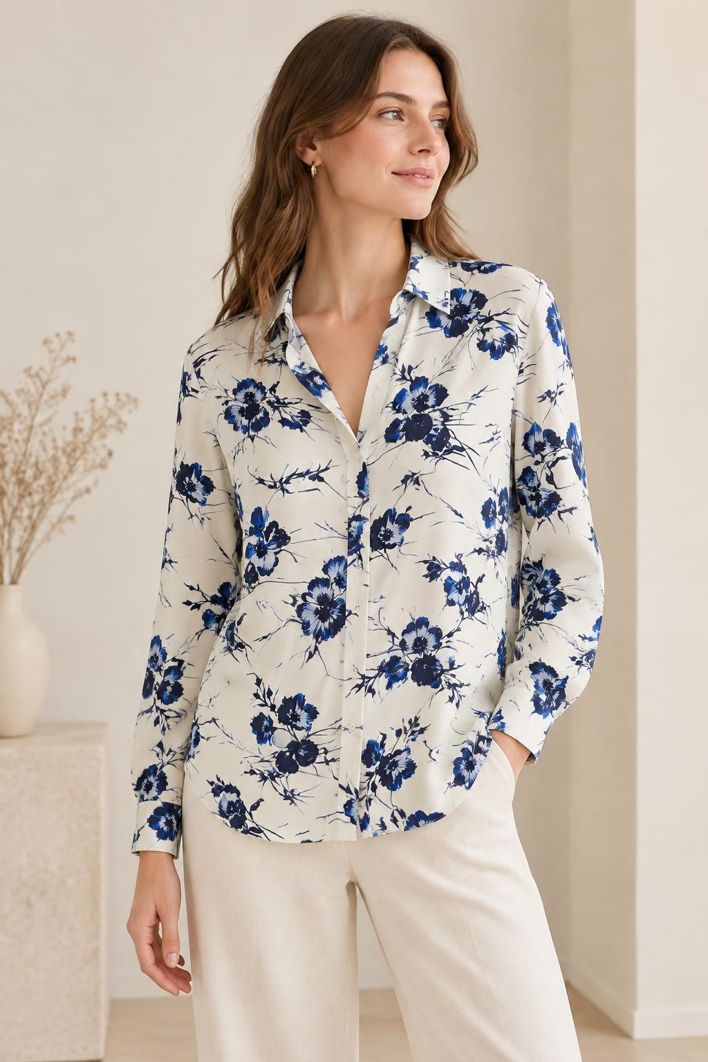 Inspiração A blusa com o tecido Viscose fluida, grandes flores azuis sobre fundo creme