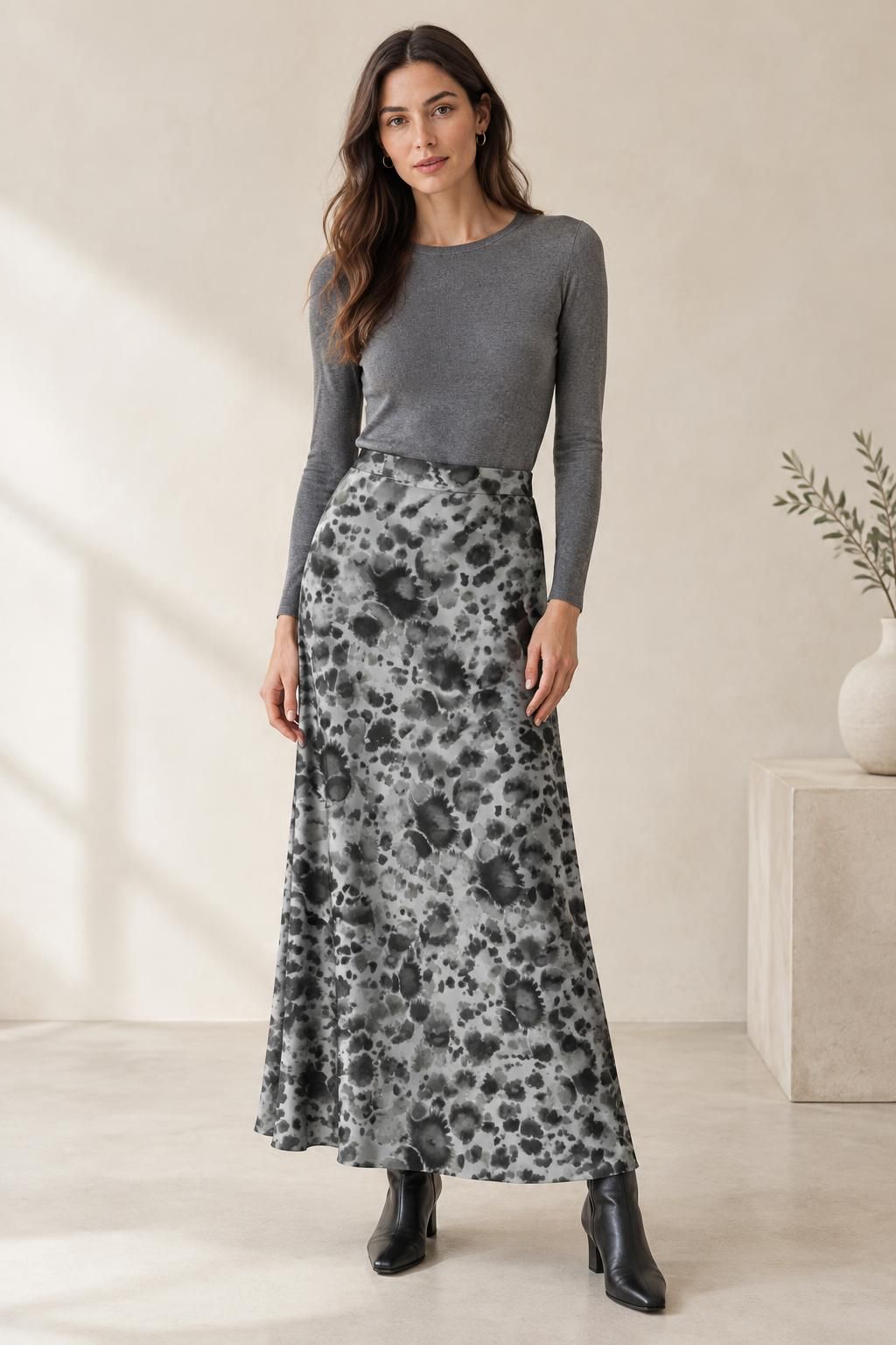 Inspiration Der Rock mit dem Stoff Leichter Viskose-Satin, abstraktes Tiermotiv in Grau und Schwarz