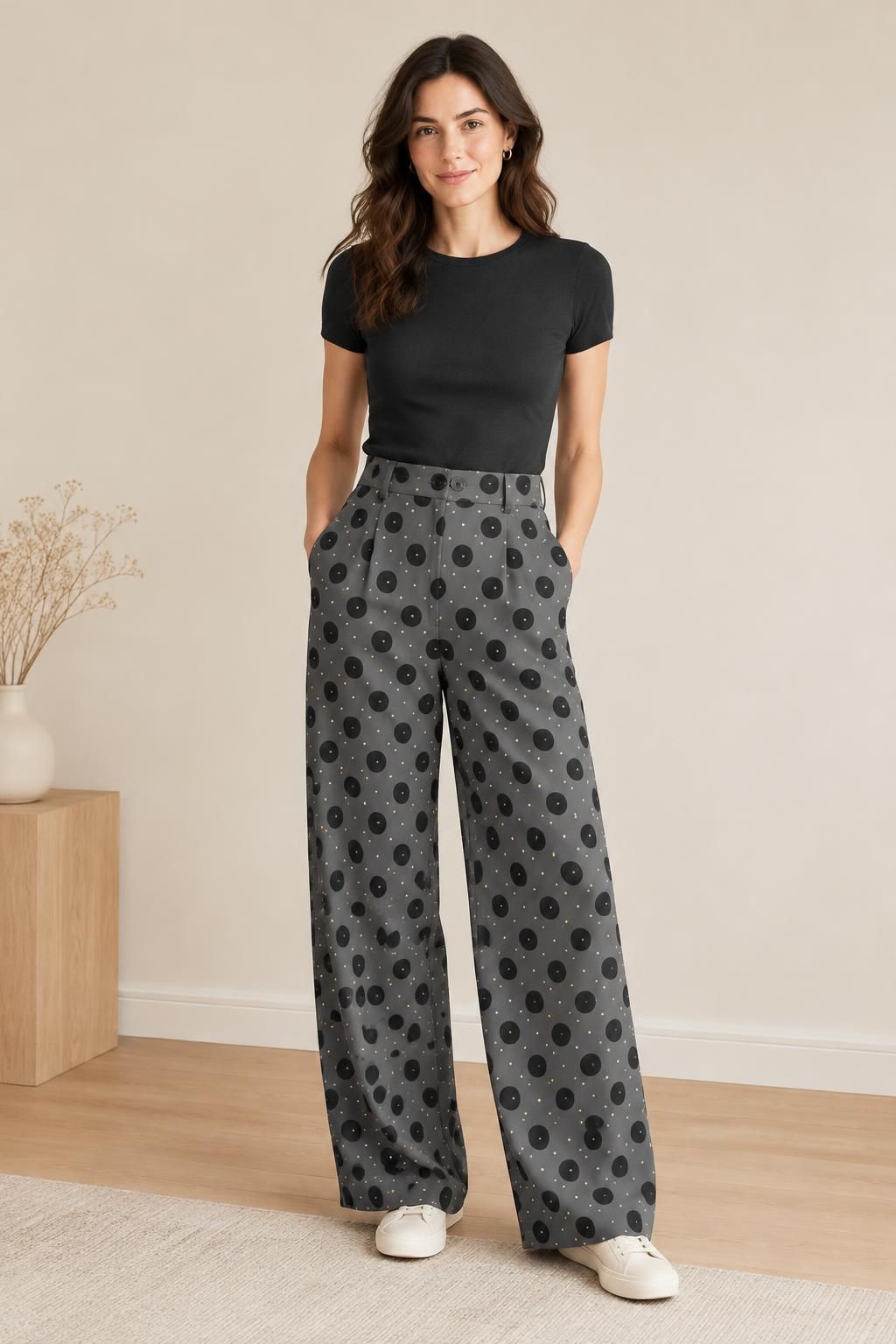 Inspiration Die Hose mit dem Stoff Schwerer Viskosekrepp, schwarze und cremefarbene Punkte auf grauem Grund
