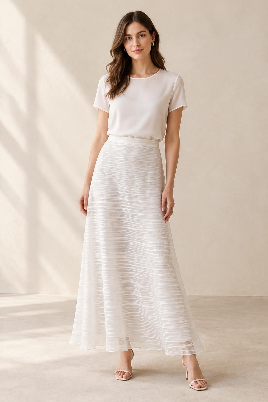 Inspiration La jupe avec le tissu GARAEEL - Voile crêpe de viscose à rayures satinées et à fils lurex argentés