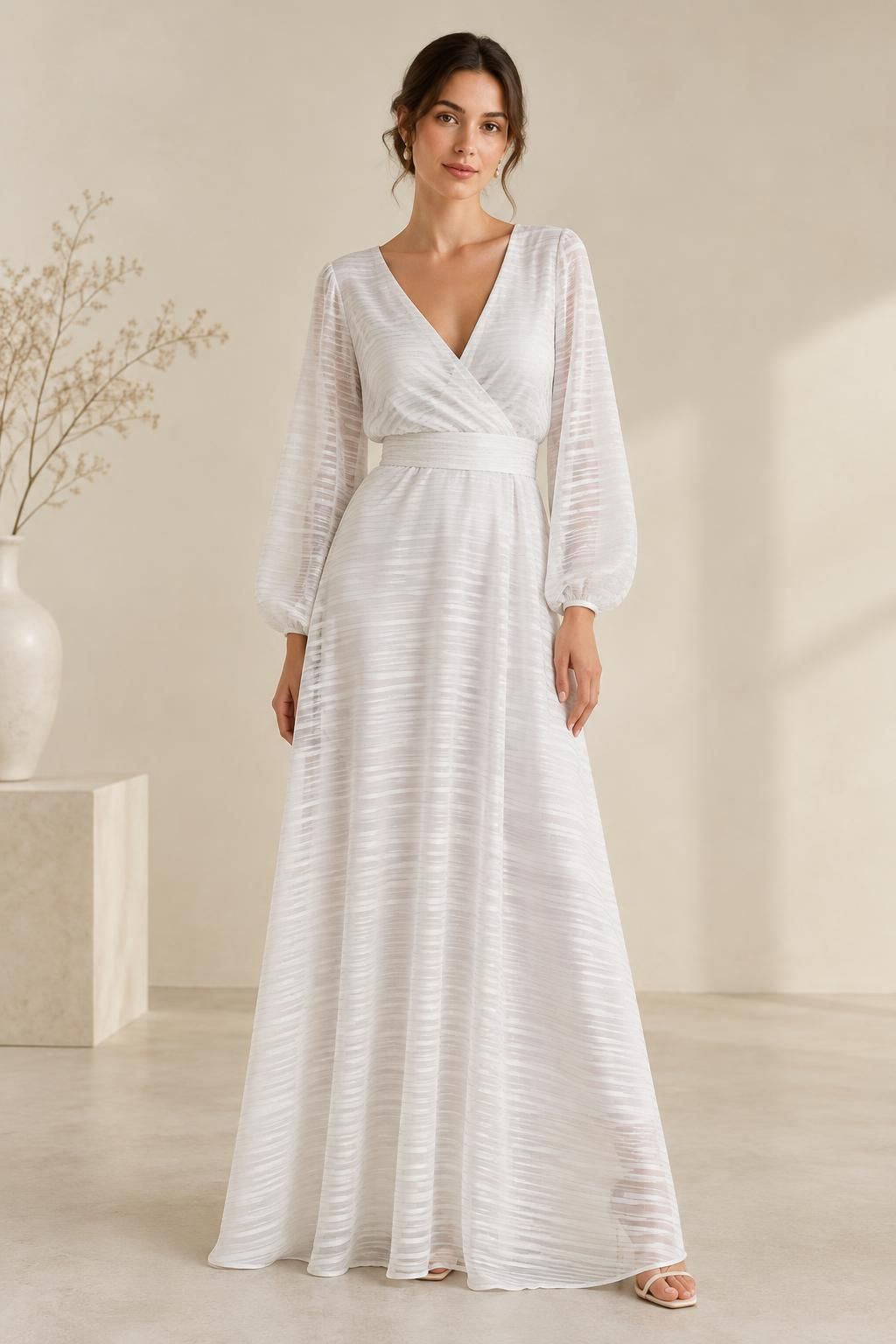Inspiration La robe avec le tissu GARAEEL - Voile crêpe de viscose à rayures satinées et à fils lurex argentés