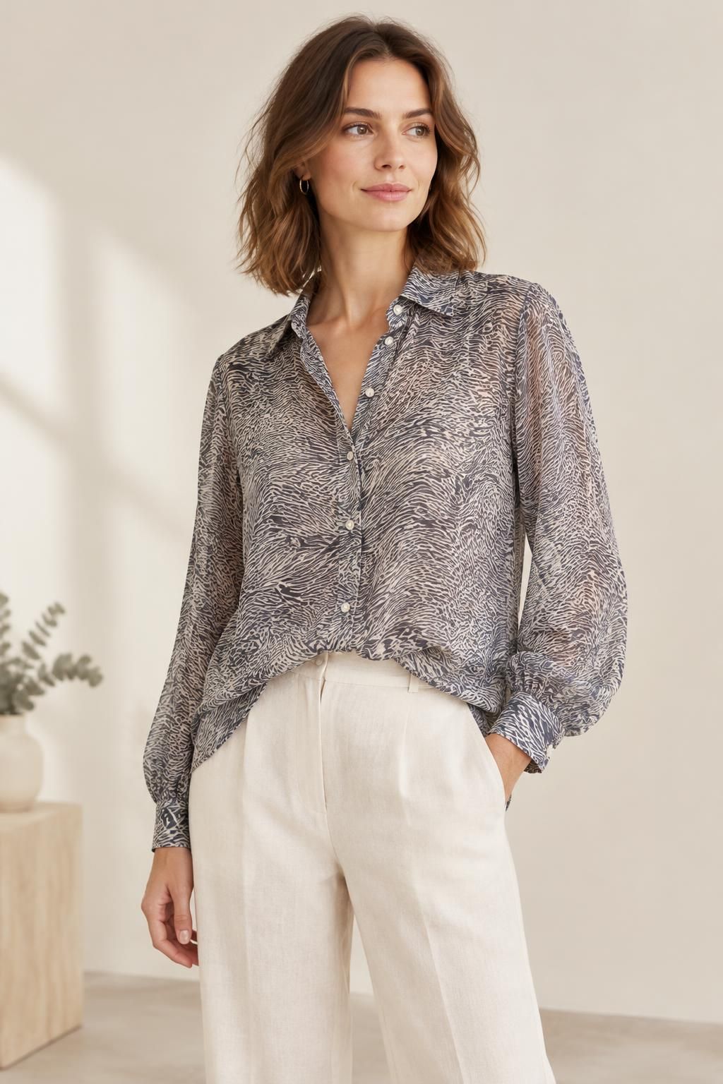 Inspiration La blouse avec le tissu Voile gaze de viscose, motif animalier abstrait écru et noir