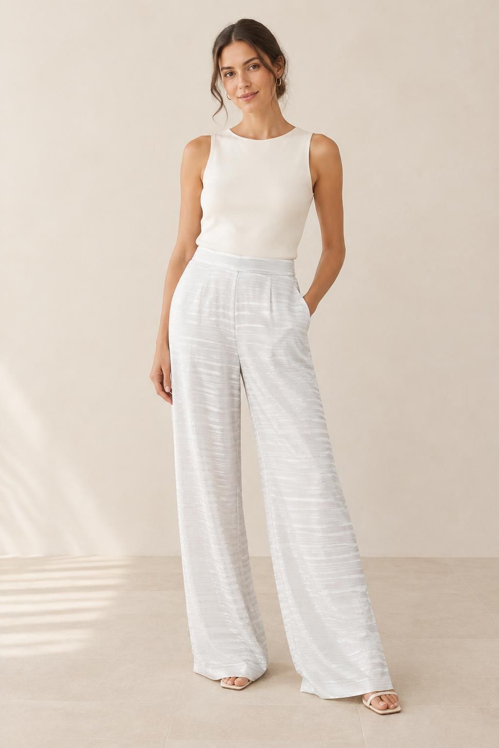Inspiration Le pantalon avec le tissu GARAEEL - Voile crêpe de viscose à rayures satinées et à fils lurex argentés