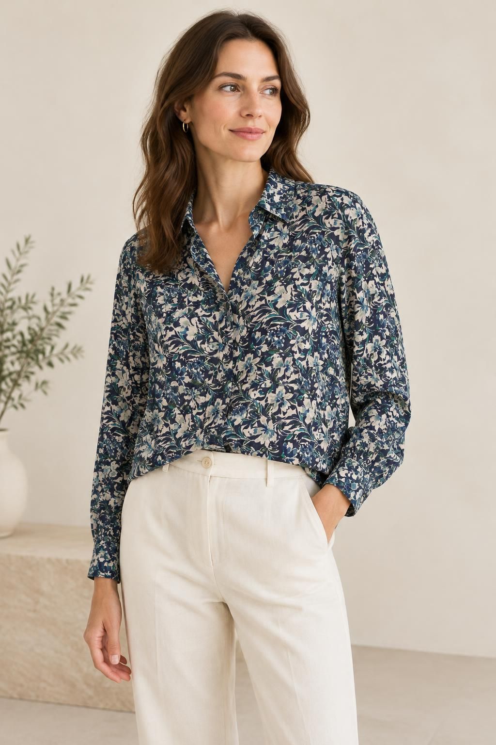 Inspiration La blouse avec le tissu Batiste damassée de viscose, fleurs et feuillage bleu-vert