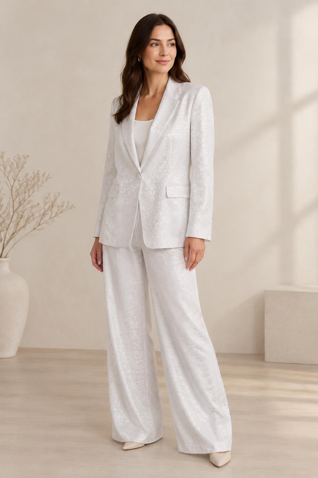 Inspiration La veste avec le tissu Jacquard de viscose satiné, motif léopard blanc
