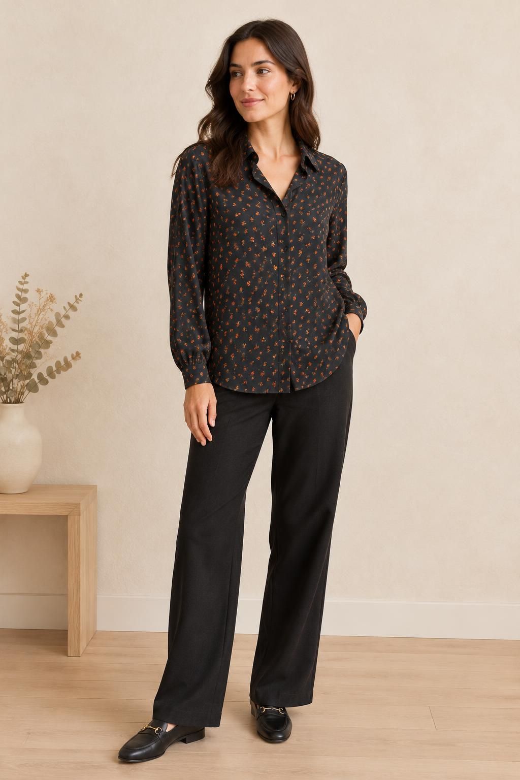 Inspiration La blouse avec le tissu Viscose Ecovero, petites fleurs orange sur fond noir