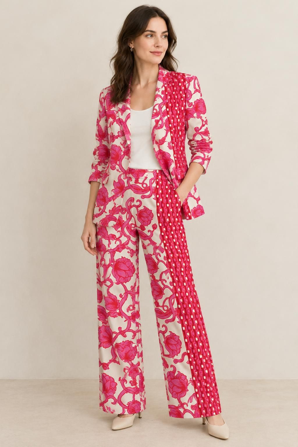 Inspiration La veste avec le tissu Sergé de coton stretch, motif fleuri et géométrique rose et rouge