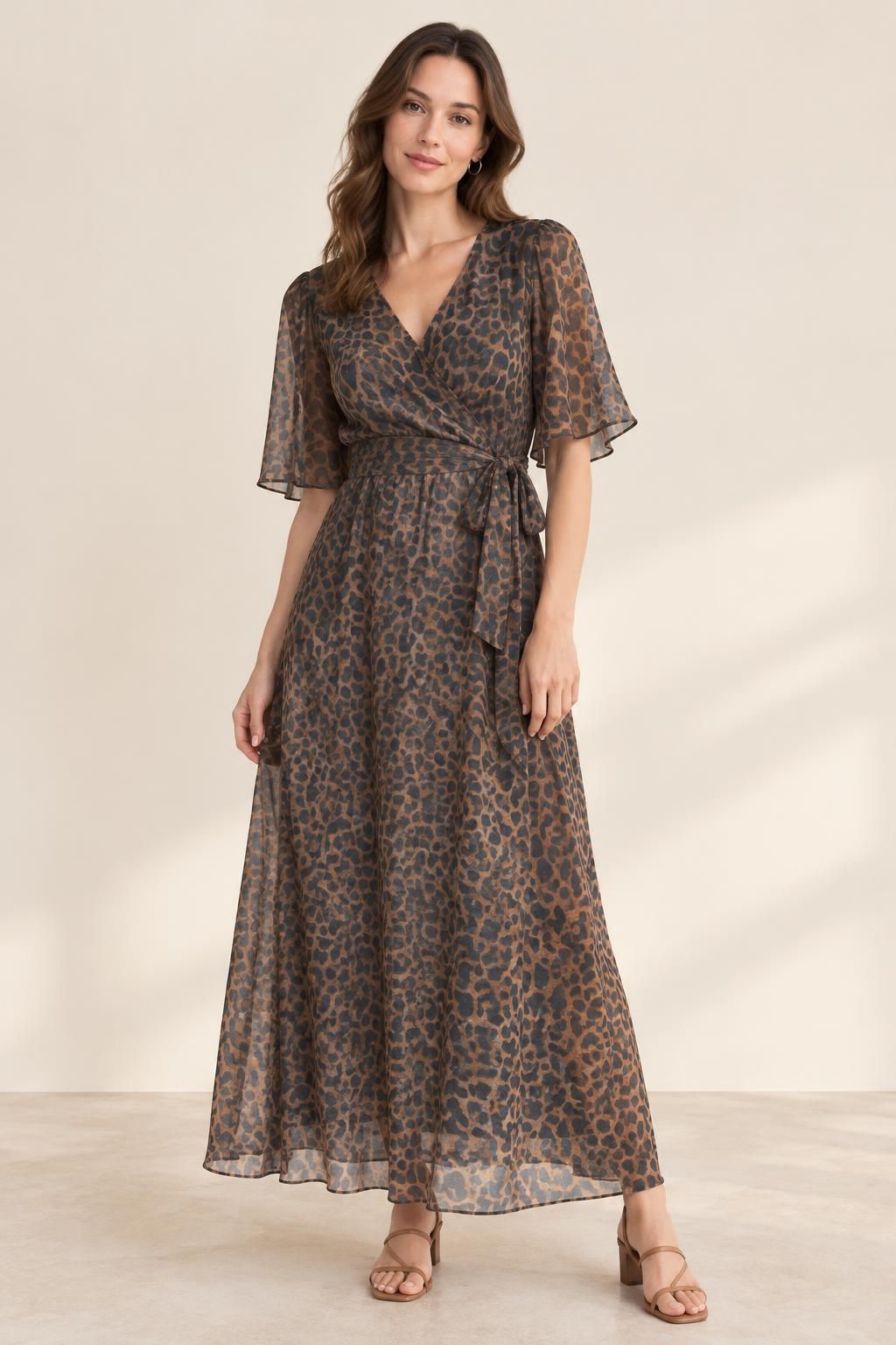 Inspiración El vestido con el tejido Voile gaze de viscosa, estampado de leopardo marrón y negro