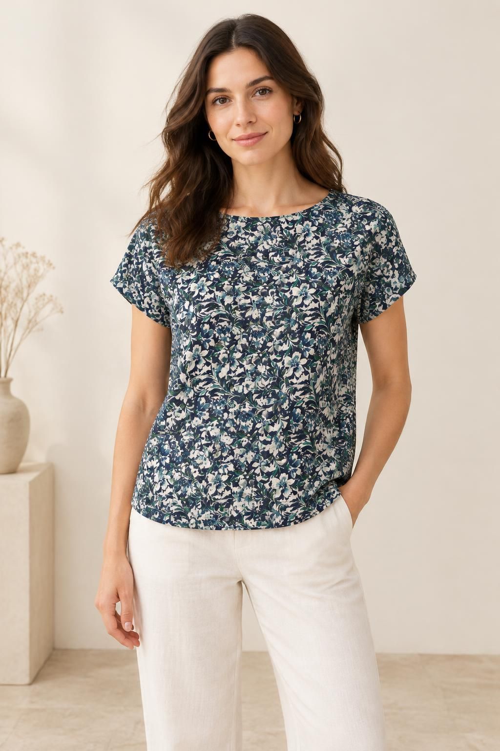 Inspiration Le top avec le tissu Batiste damassée de viscose, fleurs et feuillage bleu-vert