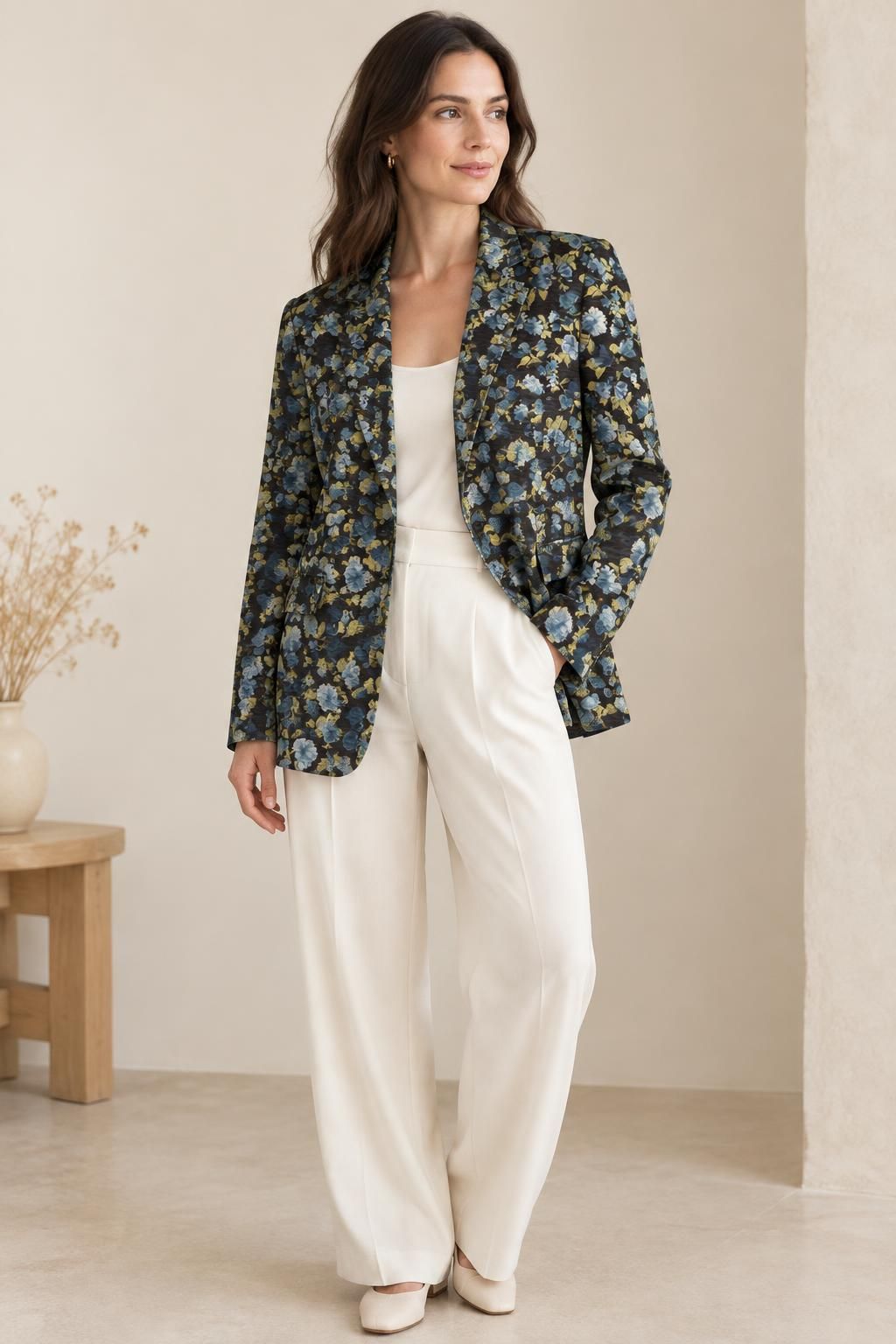 Inspiration La veste avec le tissu Satin de viscose, fleurs bleues et feuillage jaune sur fond noir