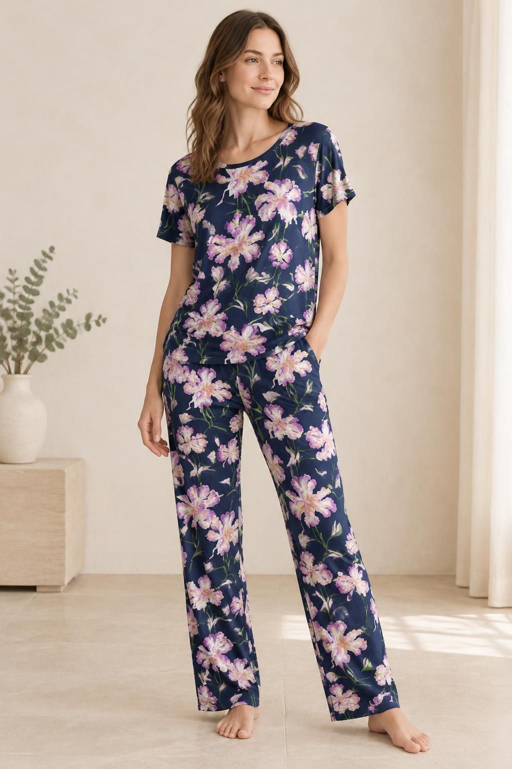 Inspiration La tenue détente avec le tissu Jersey de viscose texturé, grandes fleurs romantiques sur fond bleu