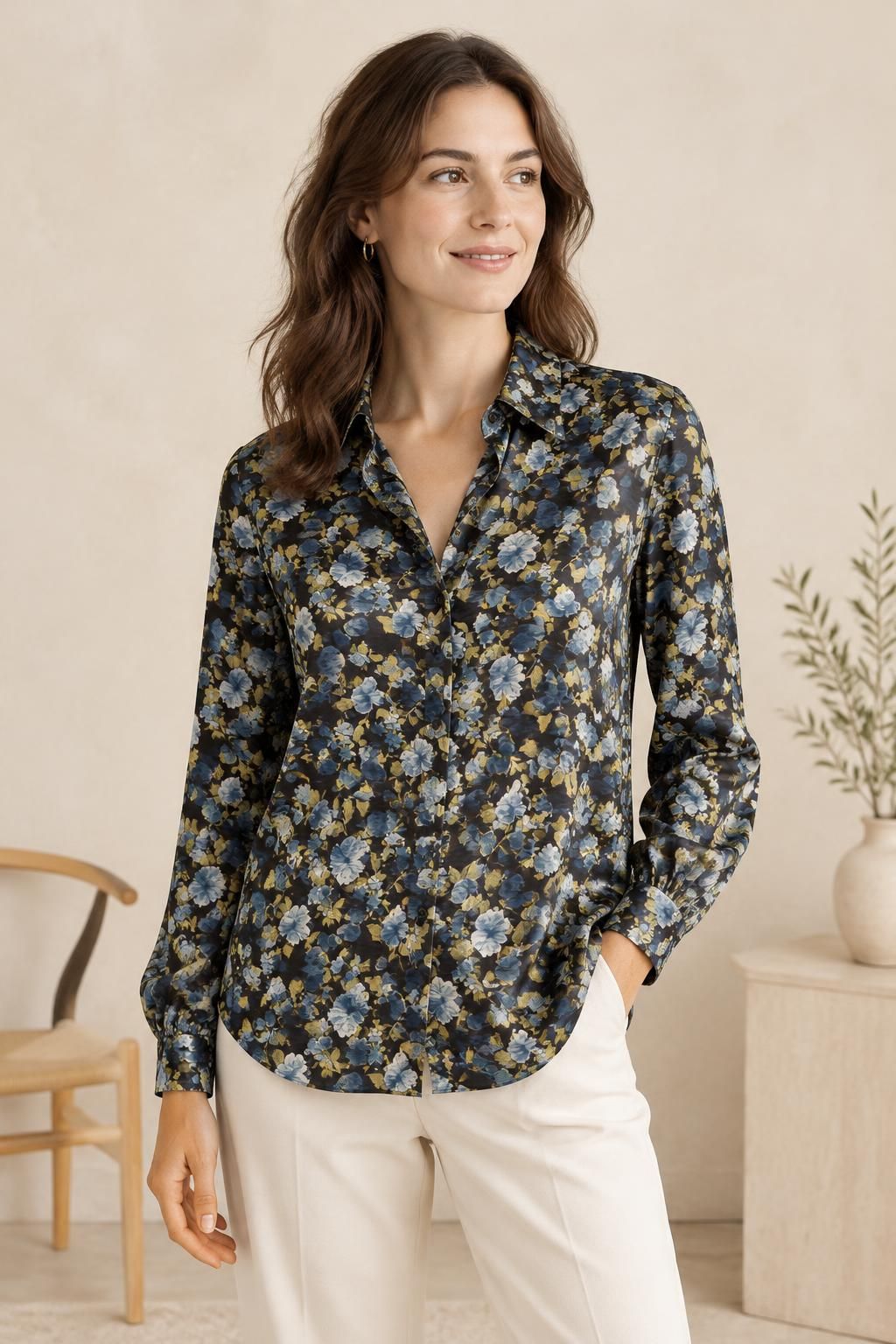 Inspiration La blouse avec le tissu Satin de viscose, fleurs bleues et feuillage jaune sur fond noir