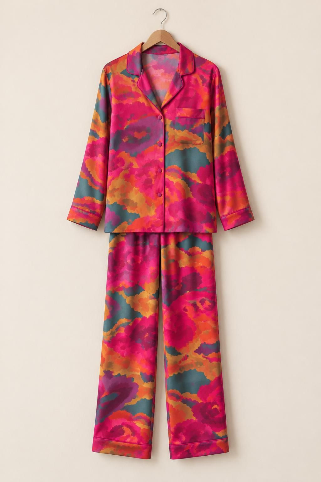 Ispirazione Il pigiama con il tessuto Satin di viscose leggero, grandi fiori astratti retro (leggero difetto d'aspetto)