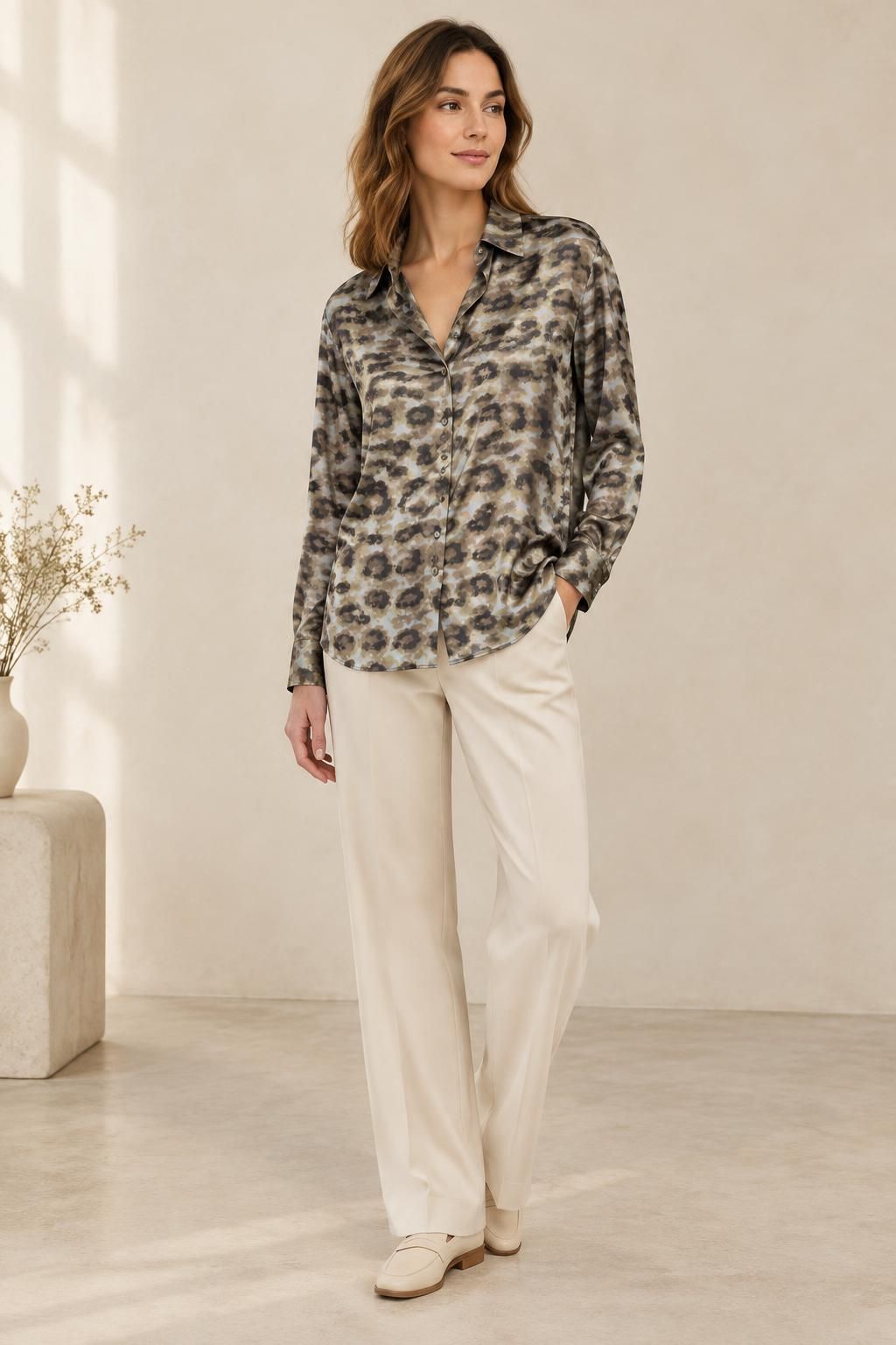 Inspiration La blouse avec le tissu Satin de viscose léger, motif animalier abstrait beige et marron