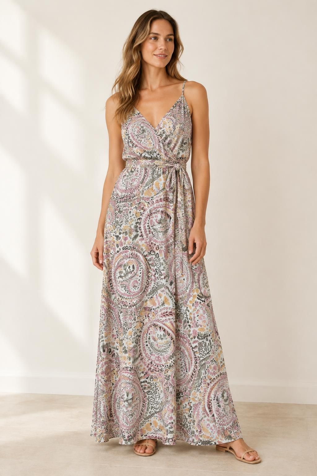 Inspiration La robe avec le tissu Sergé de viscose, motif cachemire fleuri bohème rose et jaune
